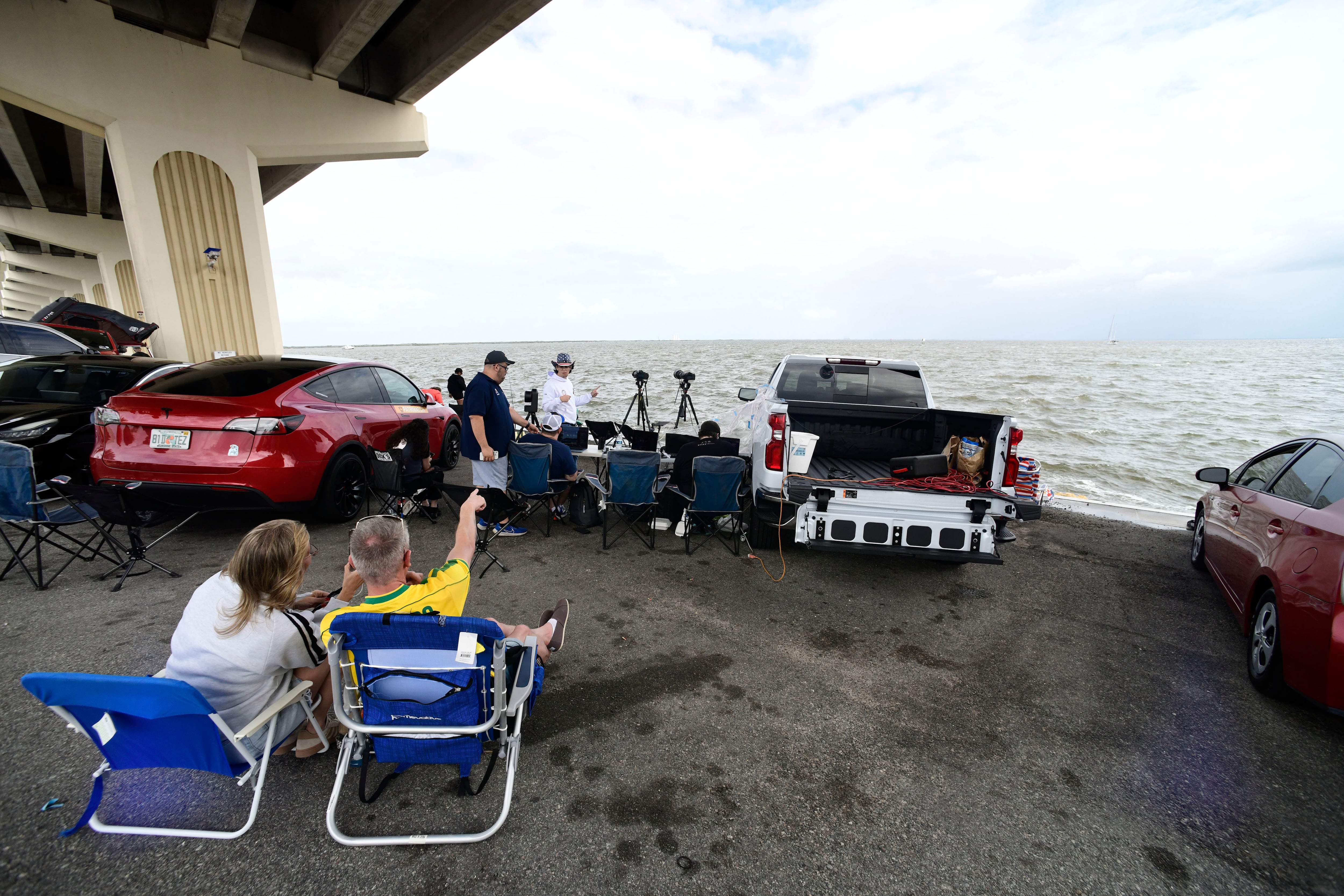 Las inmediaciones del Centro Espacial Kennedy se encuentran repletas de ciudadanos expectantes