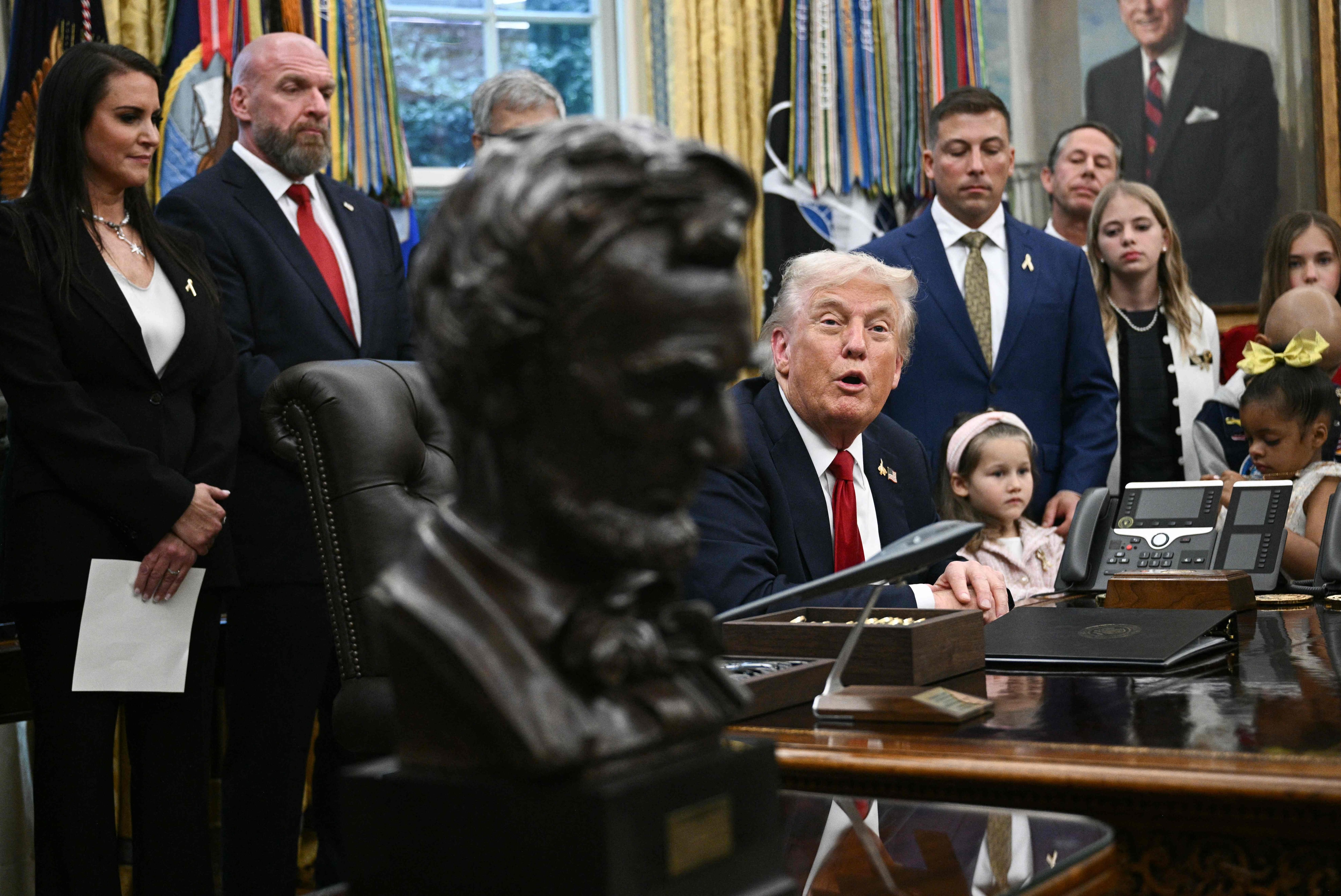 Trump habla con los periodistas en el Salón Oval de la Casa Blanca. (Photo by Brendan SMIALOWSKI / AFP)