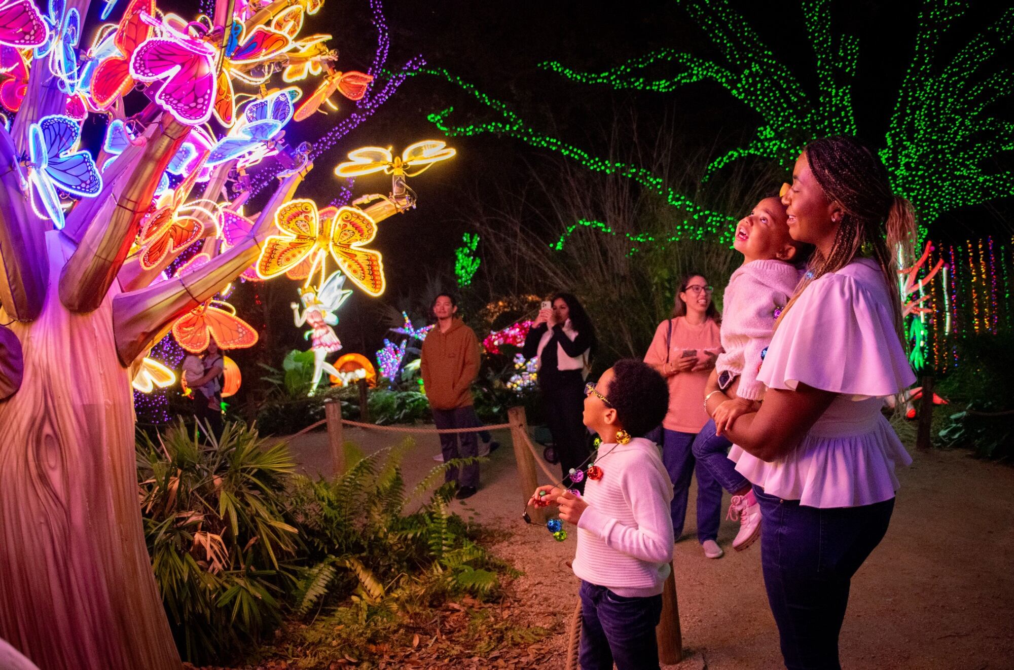 El Houston Zoo recibie miles de visitantes para disfrutar de los senderos iluminados