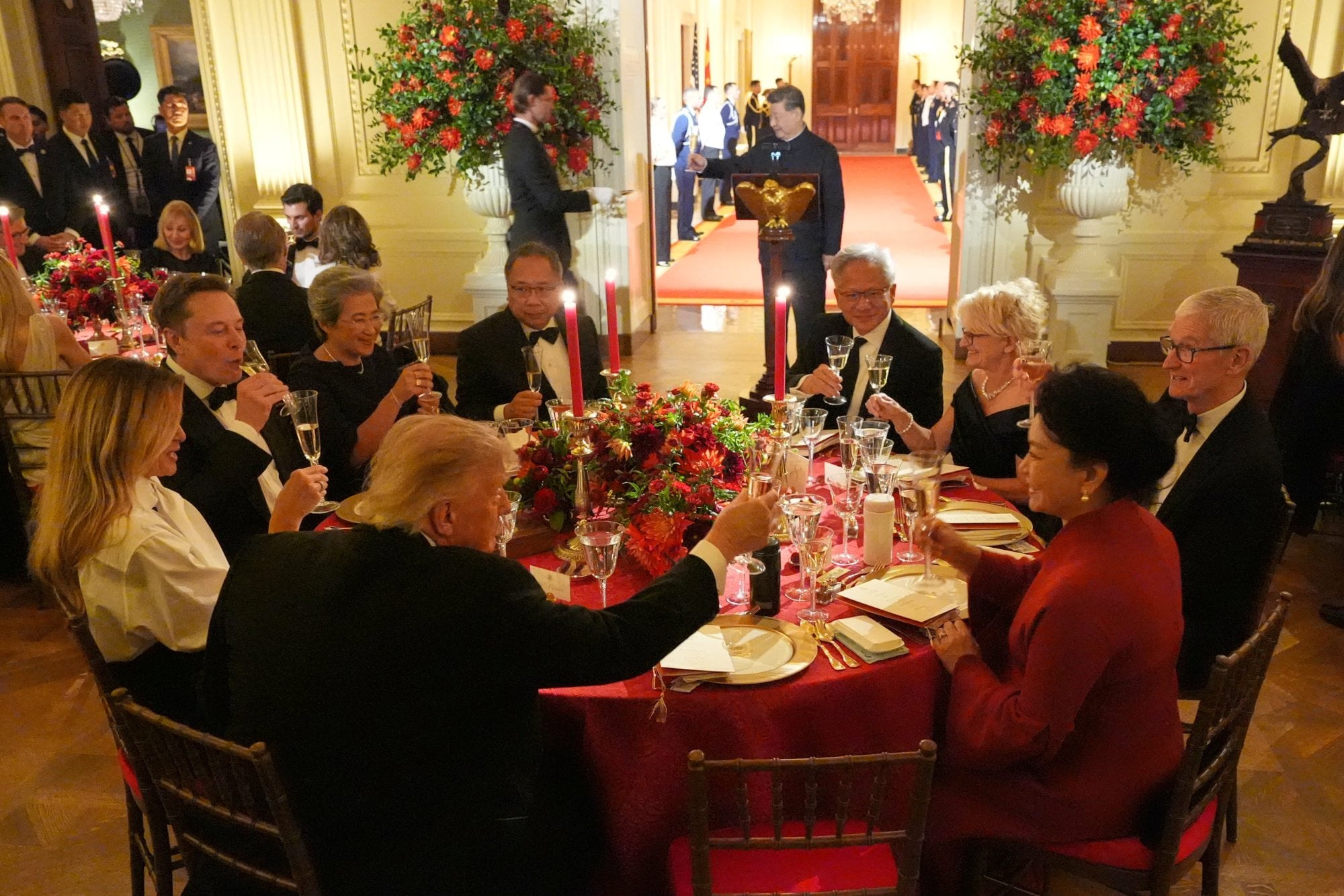 La cena de gala en homenaje a Xi Jinping, quien toma la palabra mientras Donald Trump hace un brindis con la primera dama Peng Liyuan