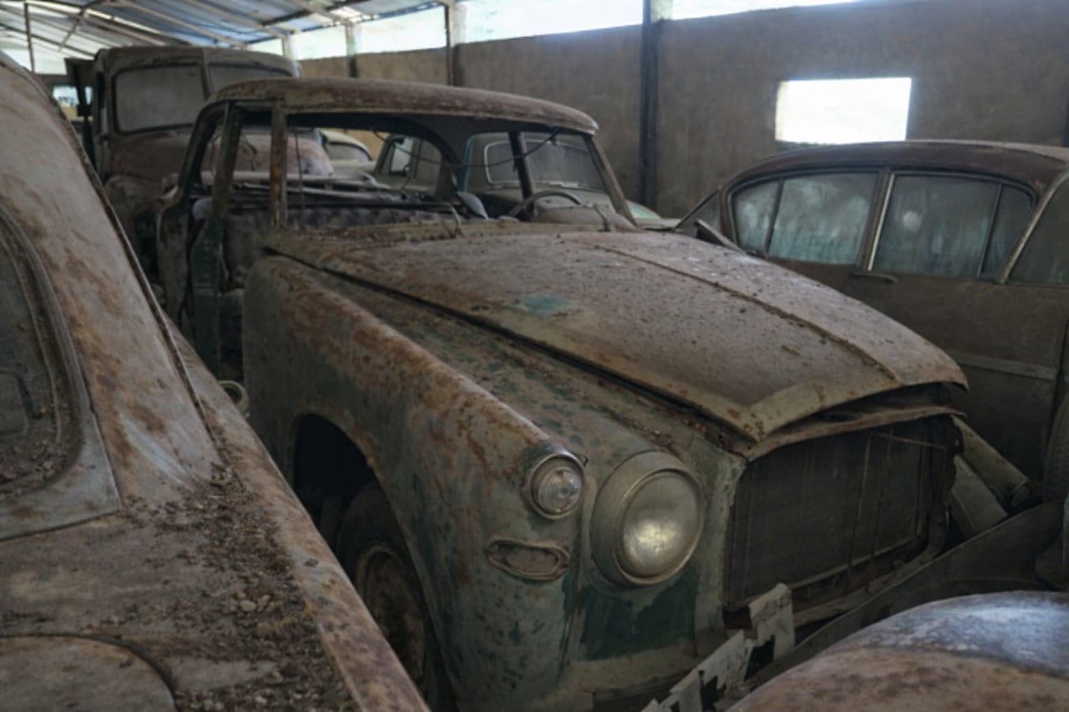 Entraron a un galpón abandonado, encontraron una colección de autos invaluables, pero un detalle les llamó la atención 11 Rover P5