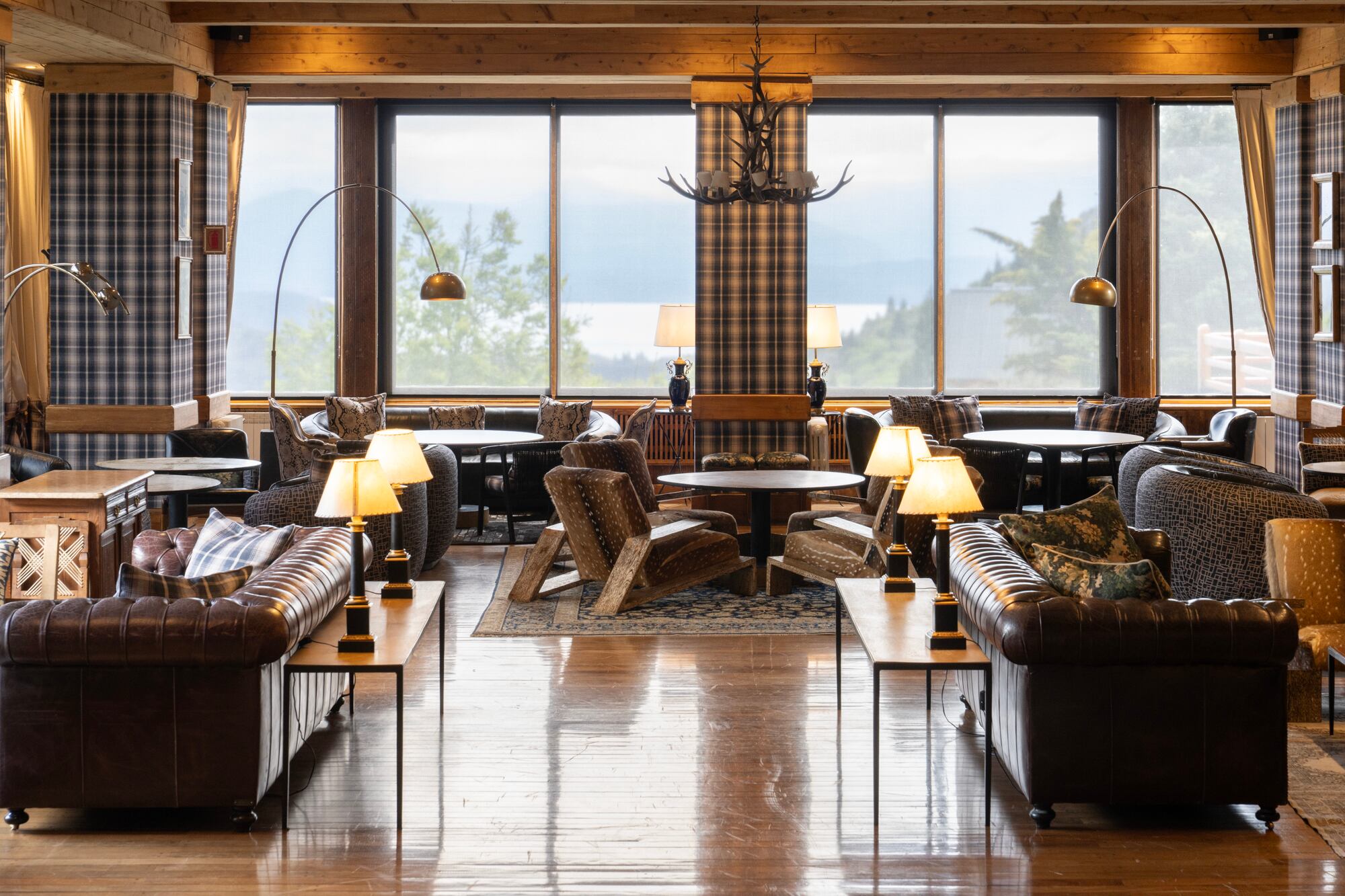 El salón principal del hotel, con pequeños livings y ventanales que conectan con el entorno