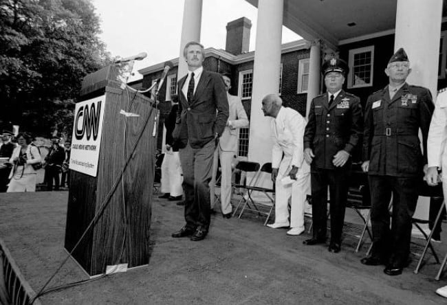 “Una idea ridícula”. El caótico origen del primer canal en transmitir noticias las 24 horas: deudas, luto y audacia 6 Ted Turner en la inauguración de CNN en Atlanta, 1980 (Getty Images)