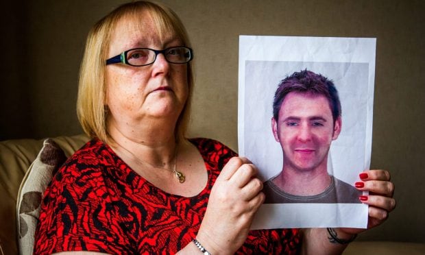 El misterioso caso de un joven que desapareció hace 28 años de la puerta de su casa y que ahora volverá a investigarse 7 En noviembre de 2018, sus padres conmemoraron los 20 años de la desaparición sin que se hubiera esclarecido el caso