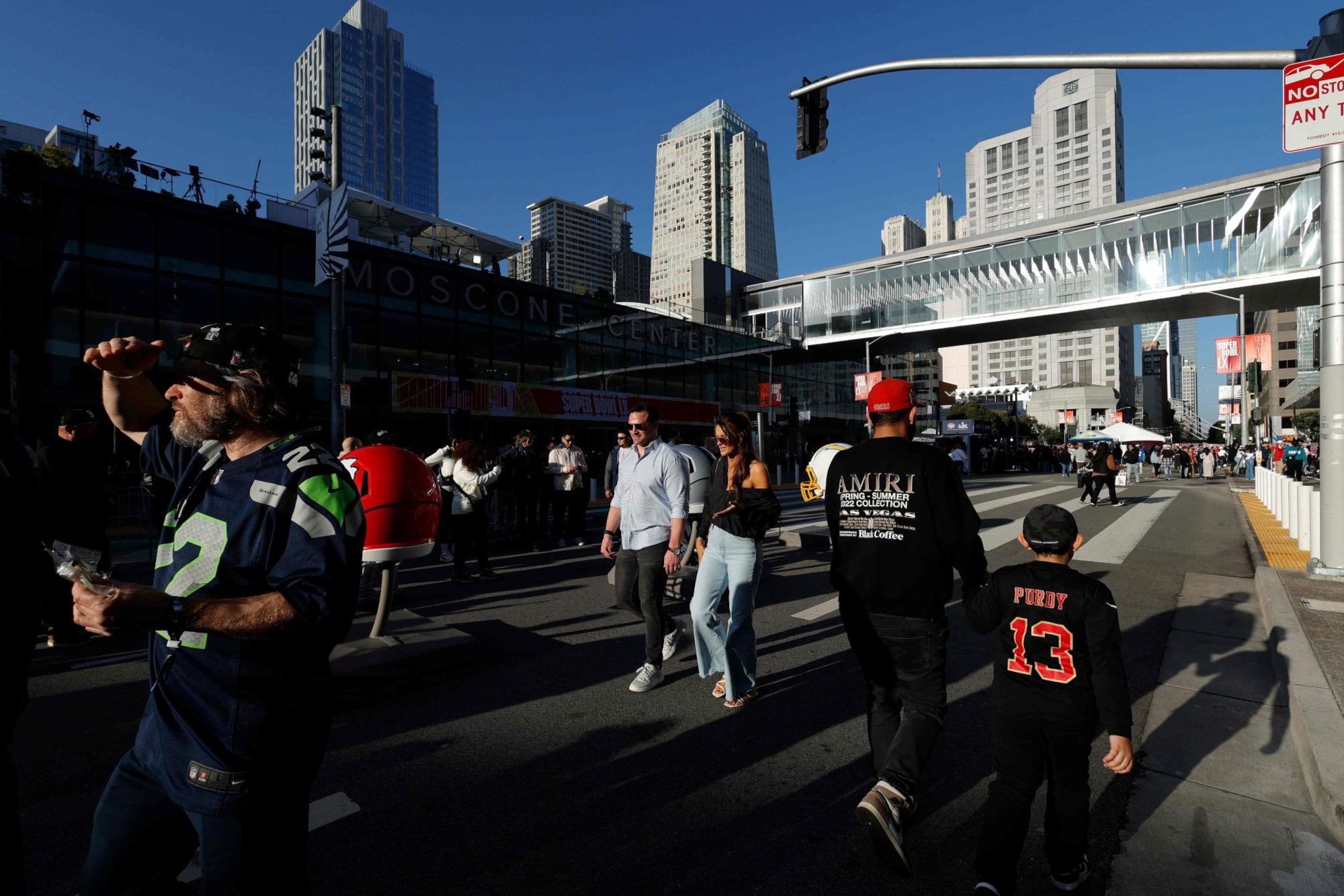 Fanático arribando a las inmediaciones del estadio en donde hoy el deporte, la música y la política se verán las caras