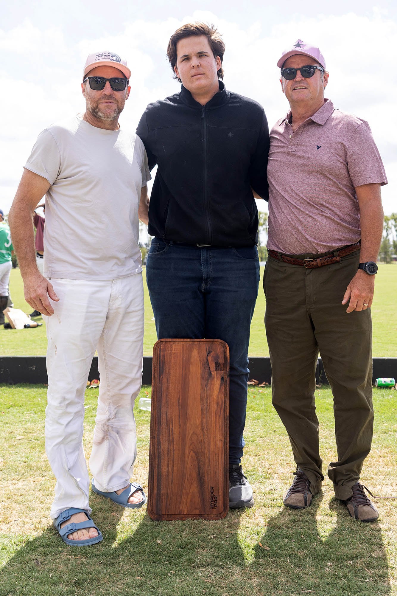 Nachi, Pedro y el Ruso Heguy, posan en familia en medio de la entrega de premios
