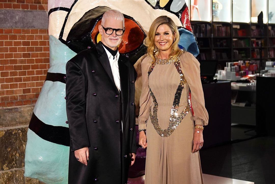 La reina complementó el vestido con accesorios en dorado: una mini bag, aros colgantes y pulseras (Foto: Instagram @koninklijkhuis)