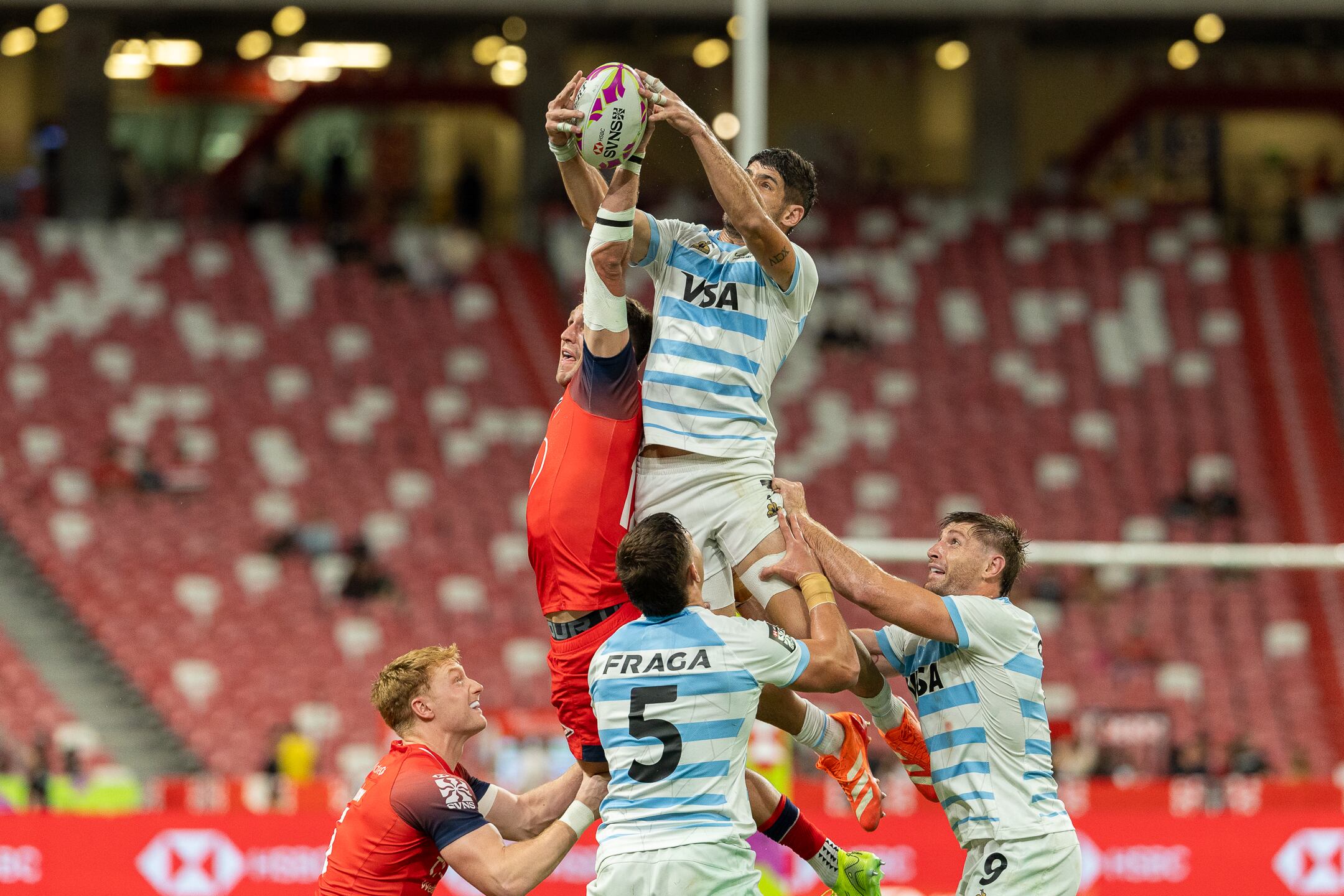 Germán Schulz disputa la pelota en lo alto del line: los Pumas 7s vencieron a Gran Bretaña en Singapur