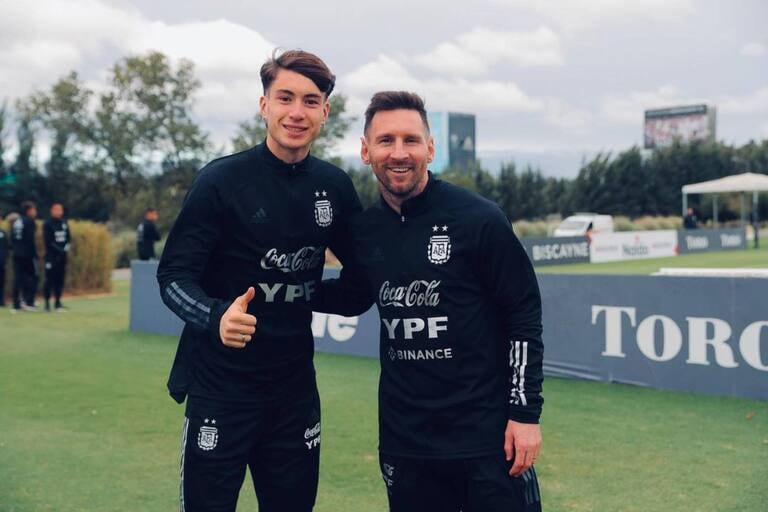Matías Soulé junto a Lionel Messi, en 2022: después de saludar al 10, contó que no quería lavarse la mano