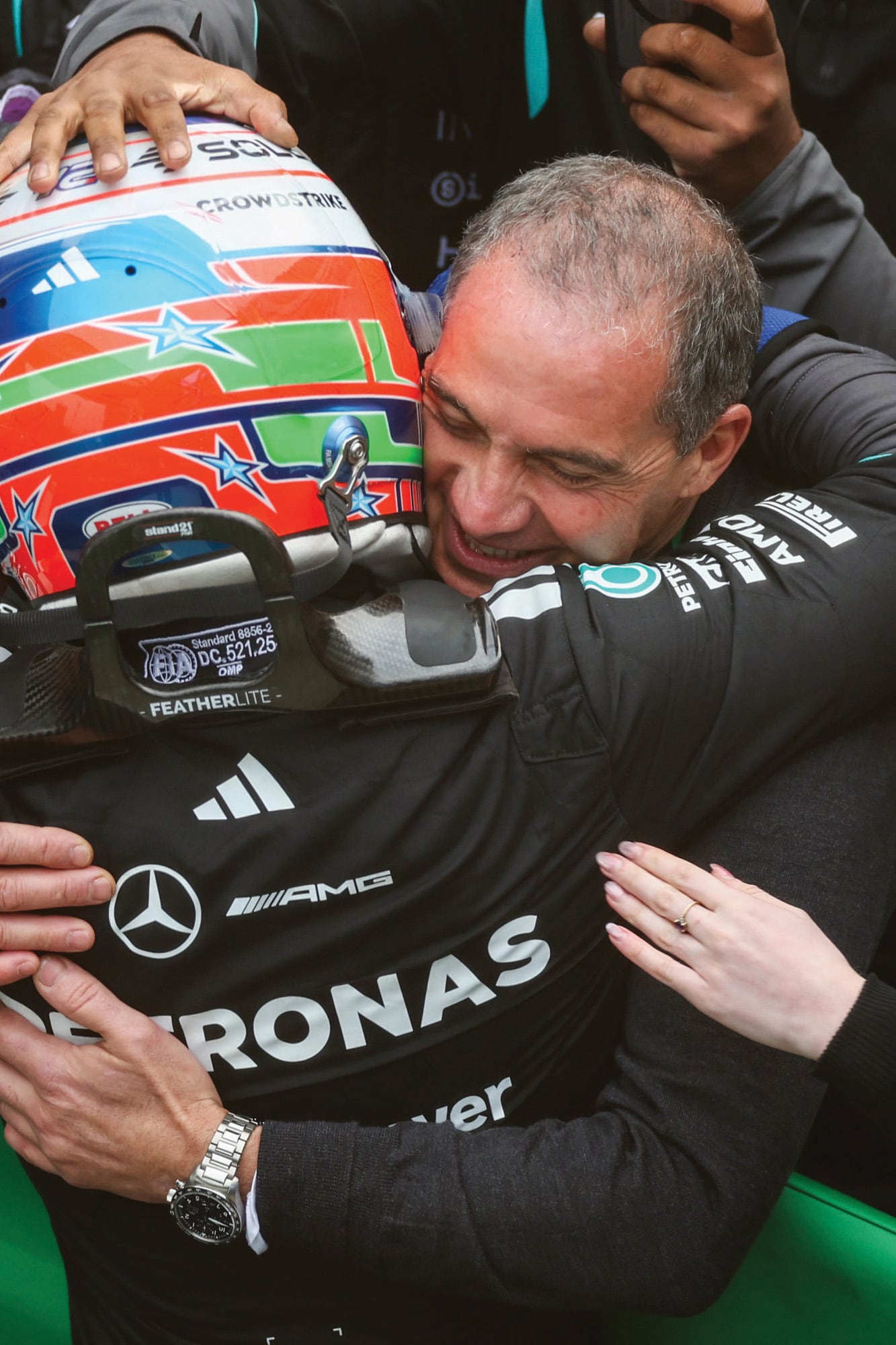 El abrazo con su padre, Marco Antonelli, ex piloto y quien primero lo preparó para convertirse en campeón