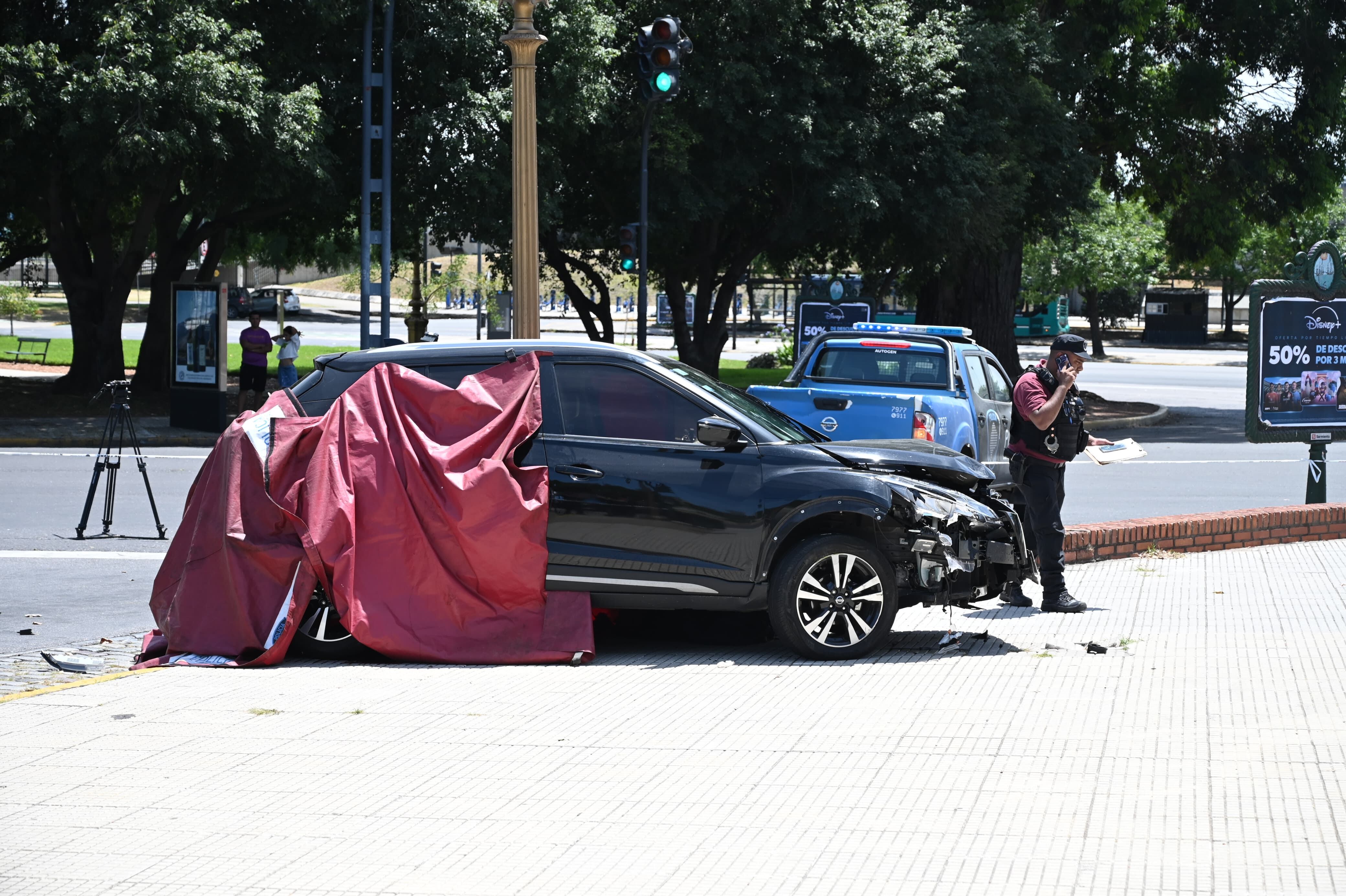 Accidente fatal en Recoleta: perdió el control del auto, se subió a la vereda y mató a un hombre