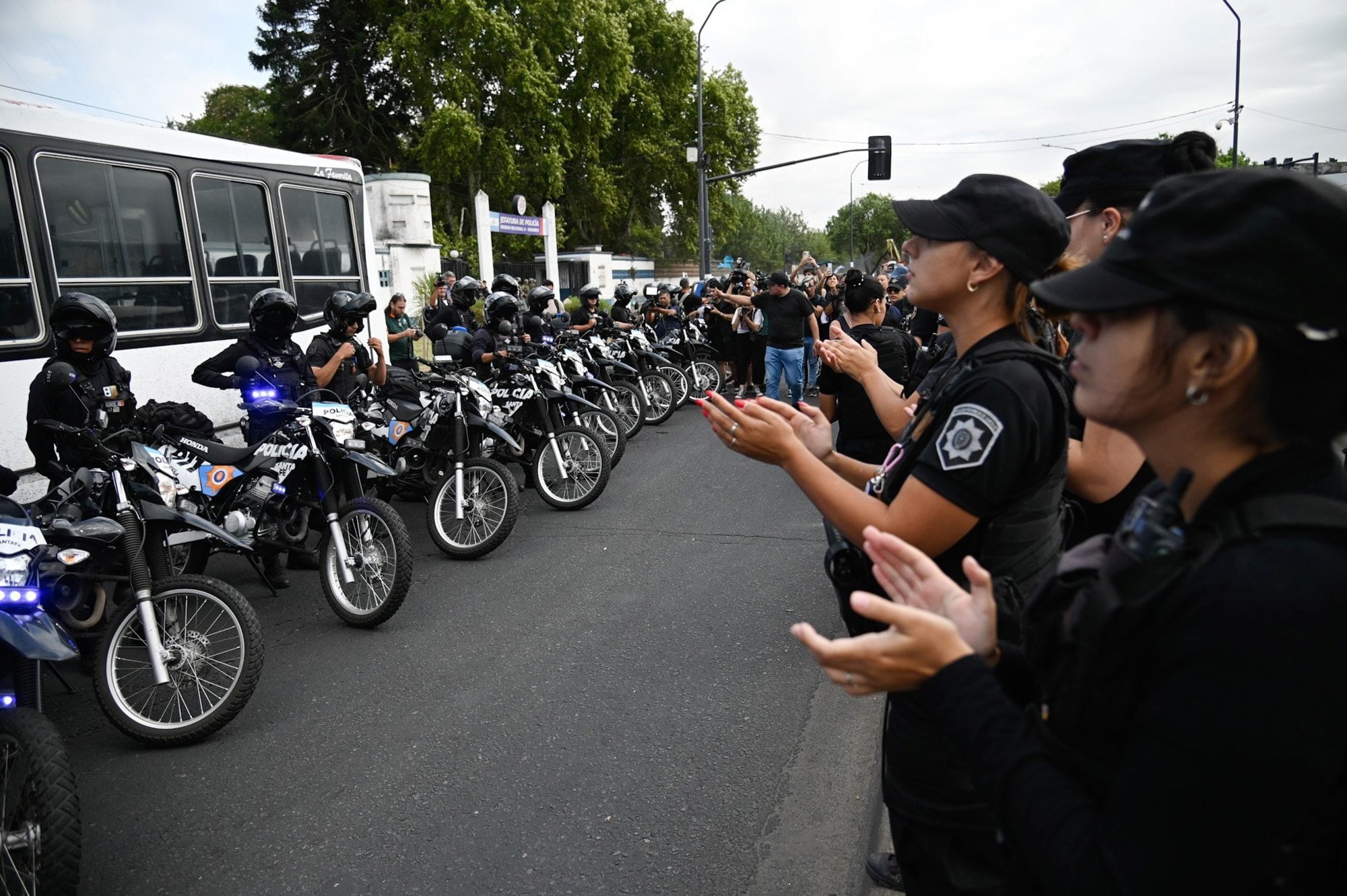 Protesta policial en Santa Fe: fracasó la negociación de la madrugada y se cortó la cadena de mando