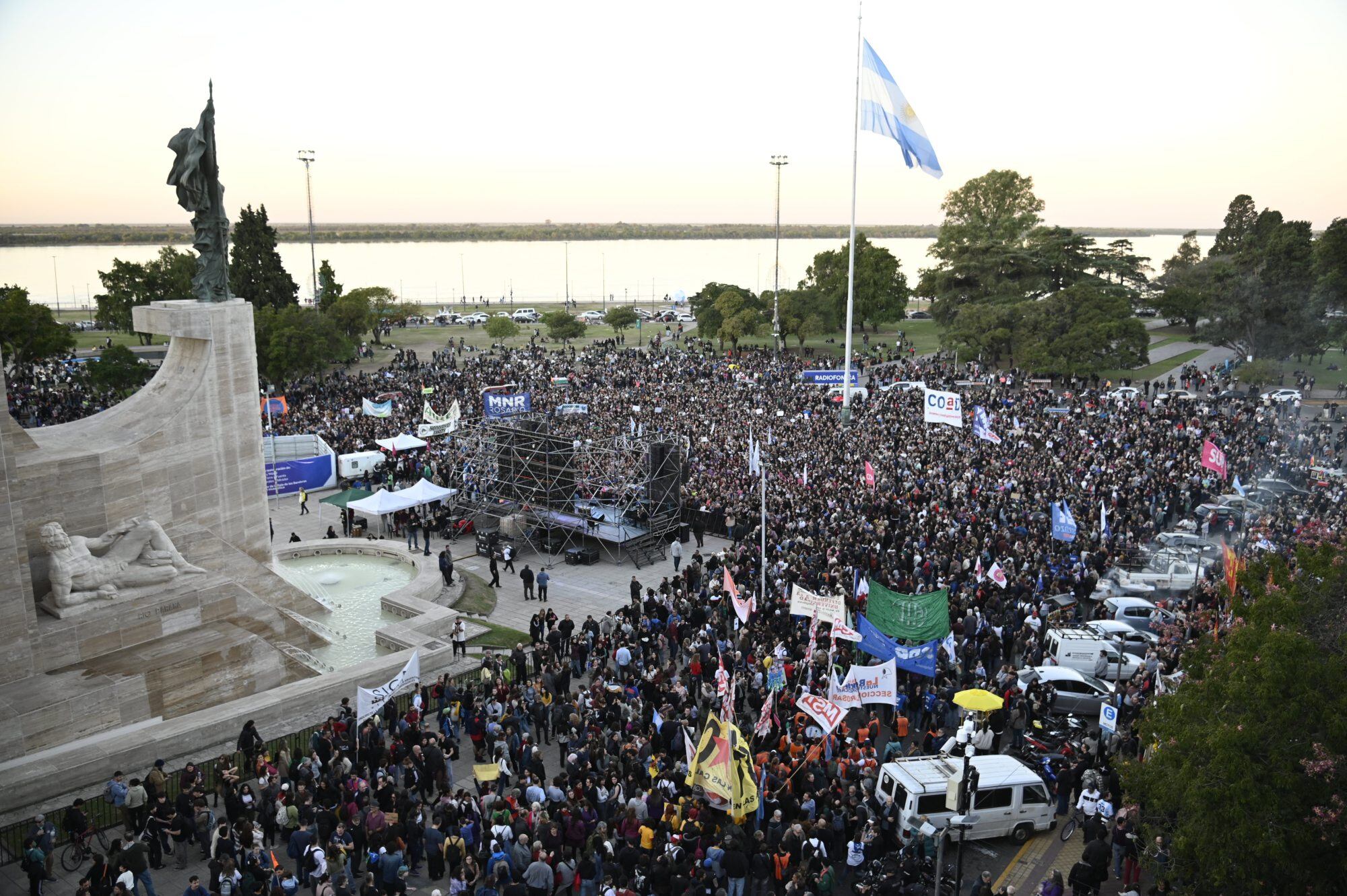 Los universitarios también marcharon en el interior del país para reclamar que “el Gobierno cumpla la ley”