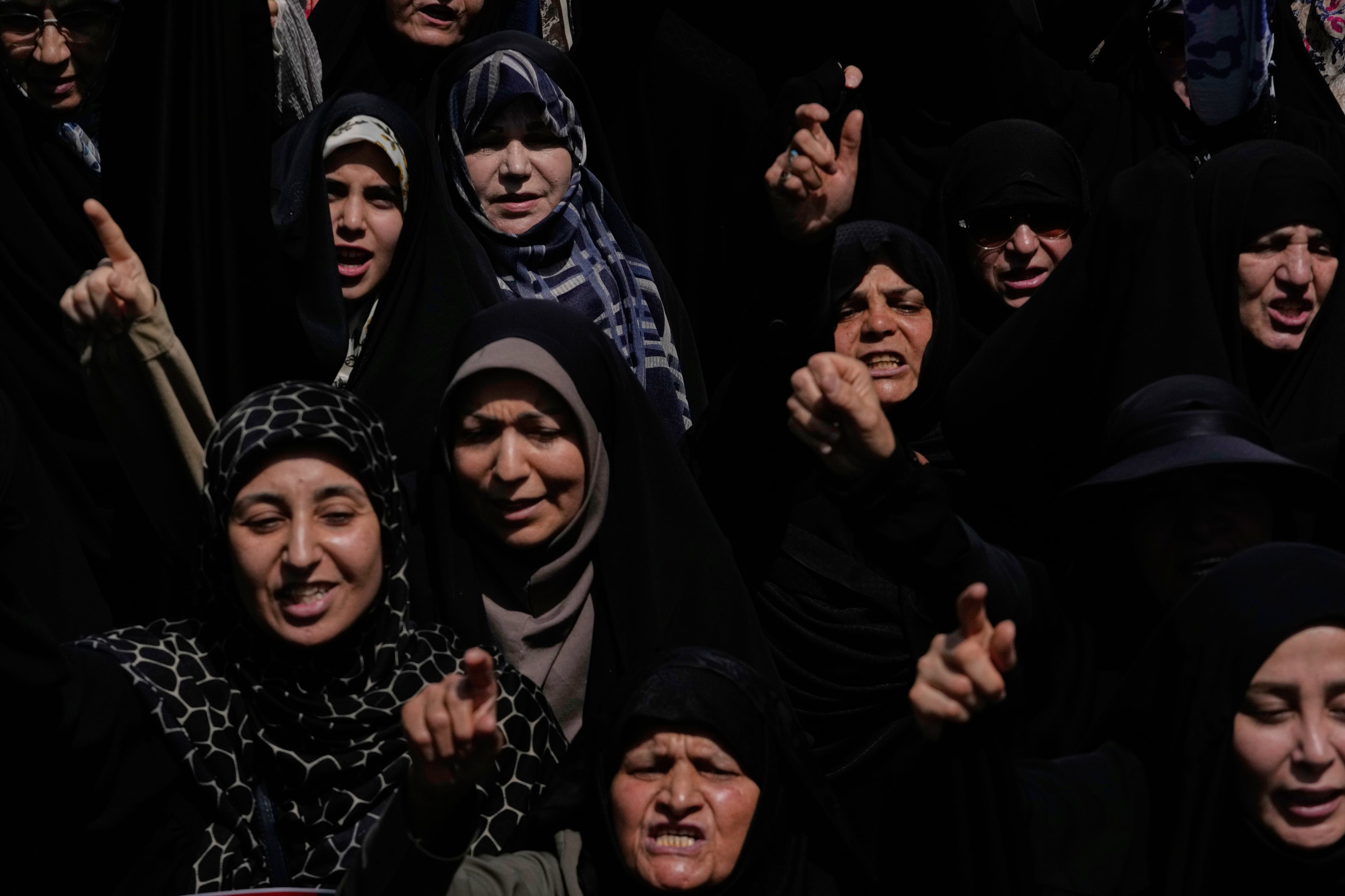 Fieles iraníes corean consignas durante una protesta para condenar los ataques israelíes contra varias ciudades de Irán, tras la ceremonia de oraciones del viernes en Teherán, Irán, el viernes 20 de junio de 2025.