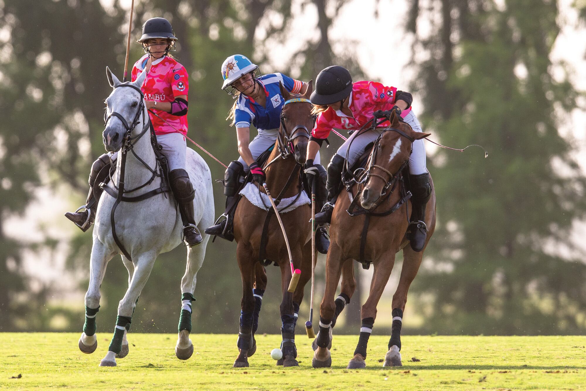 En acción. Mia Cambiaso, de Murus Sanctus, marca a una de las jugadoras de El Bambú Polo
