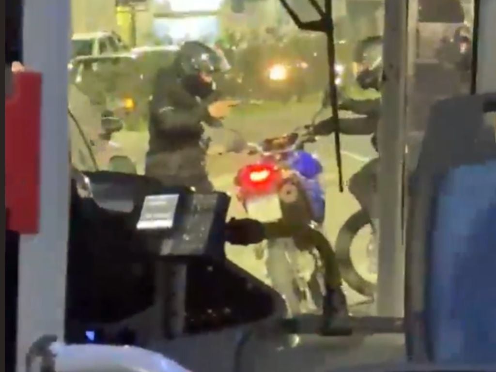 Motochorros intentaron robar una moto y desataron una balacera y persecución en plena avenida en Lanús