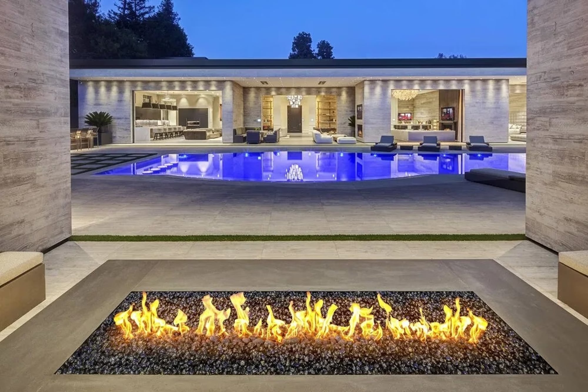 Kylie Jenner, modelo y empresaria: a tan solo un mes de poner en venta su mansión ya tuvo que bajarle el precio 16 La mansión está construida en hormigón y se destaca por desarrollarse en una sola planta