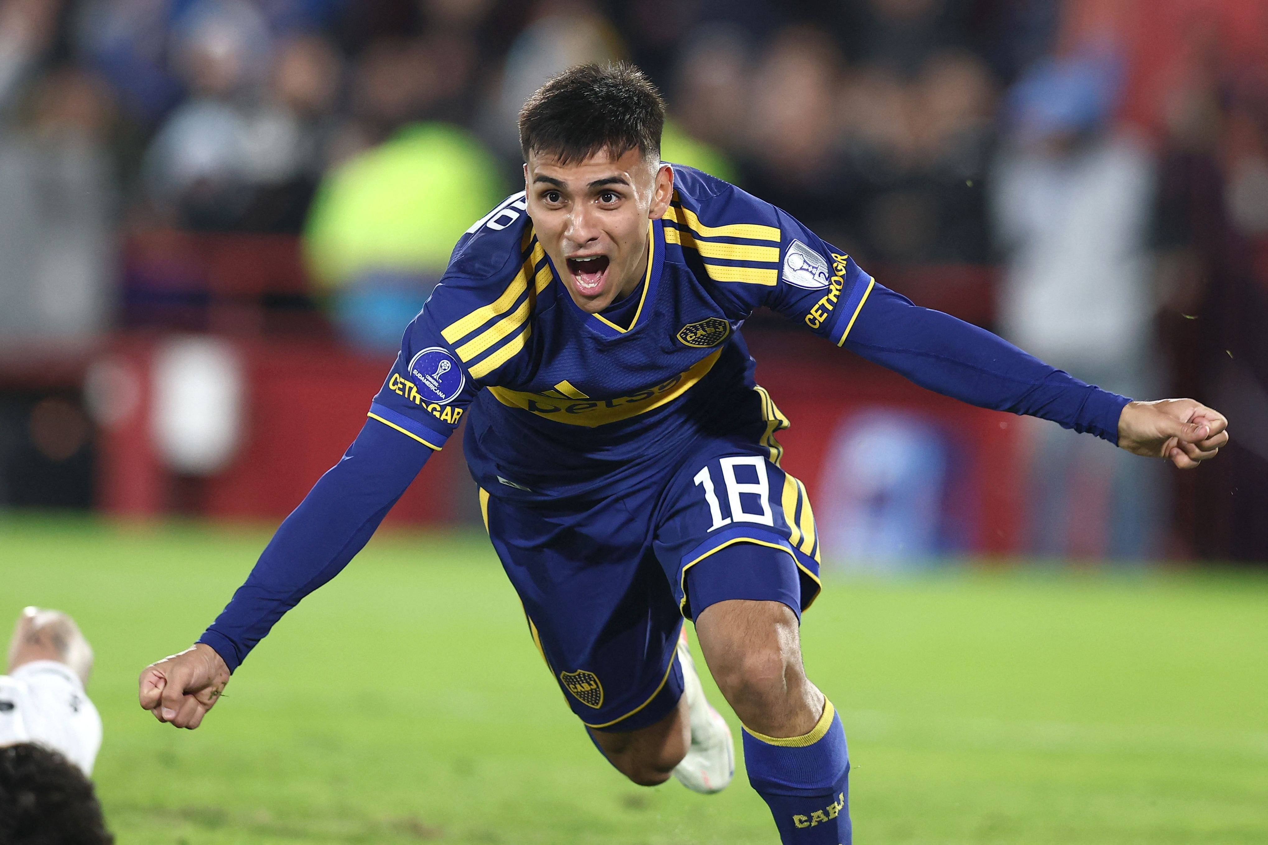 Milton Delgado celebra la segunda conquista de Boca, la primera de su carrera en 71 partidos
