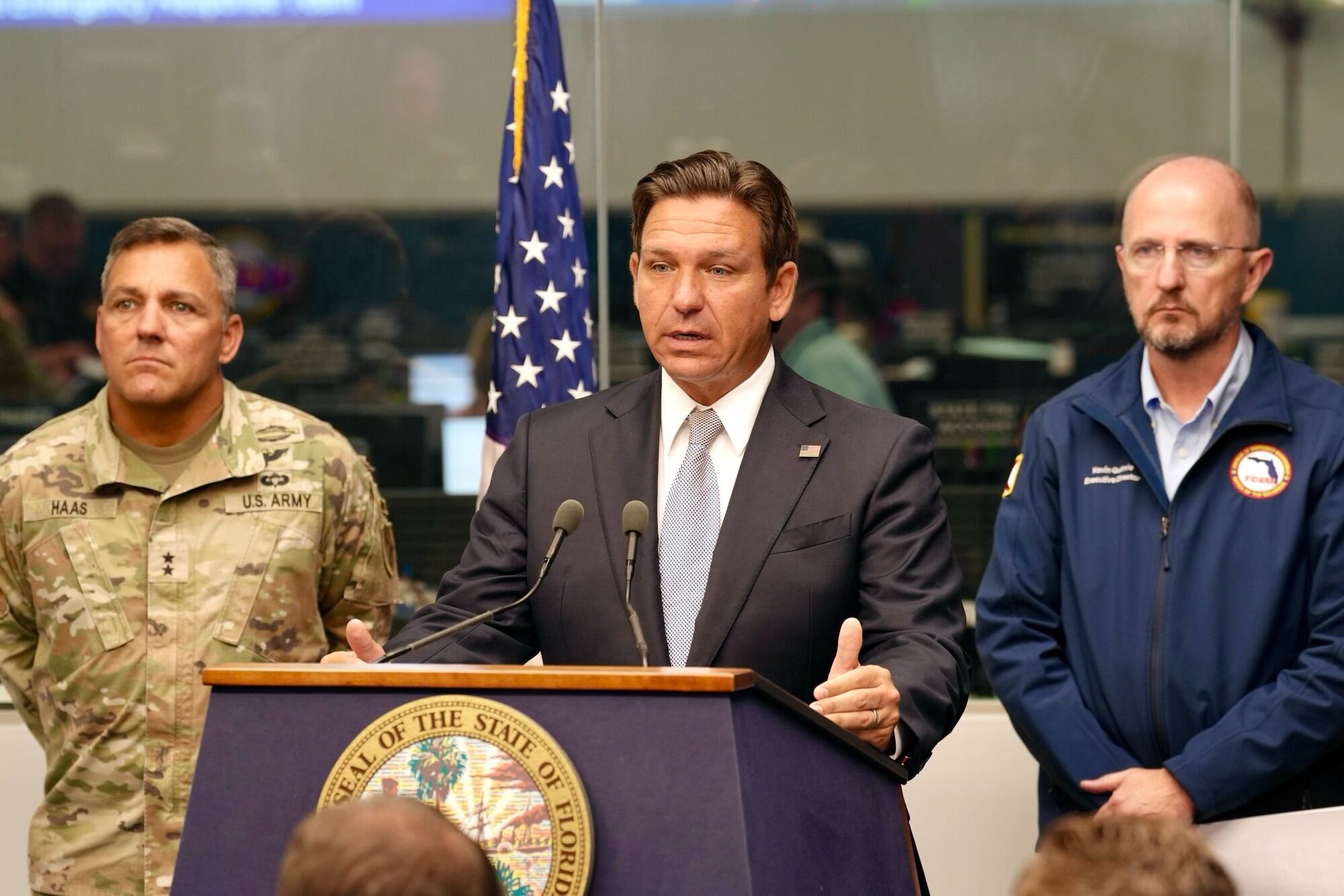 El gobernador Ron DeSantis presiona para que las ciudades firmen convenios con ICE, incluso sin obligación legal de hacerlo