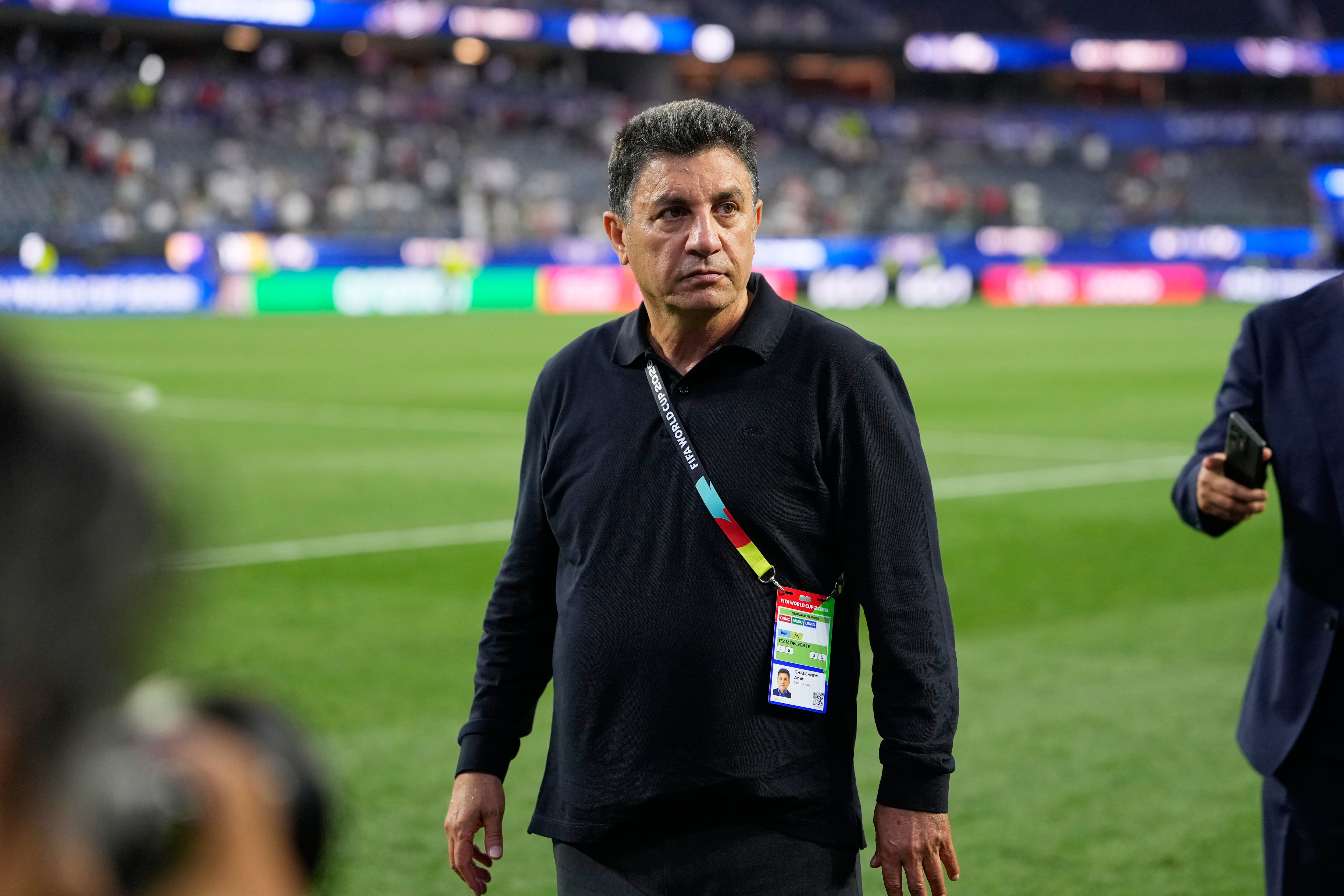 El seleccionador iraní Amir Ghalenoei abandona la cancha tras el empate ante Nueva Zelanda en el Mundial