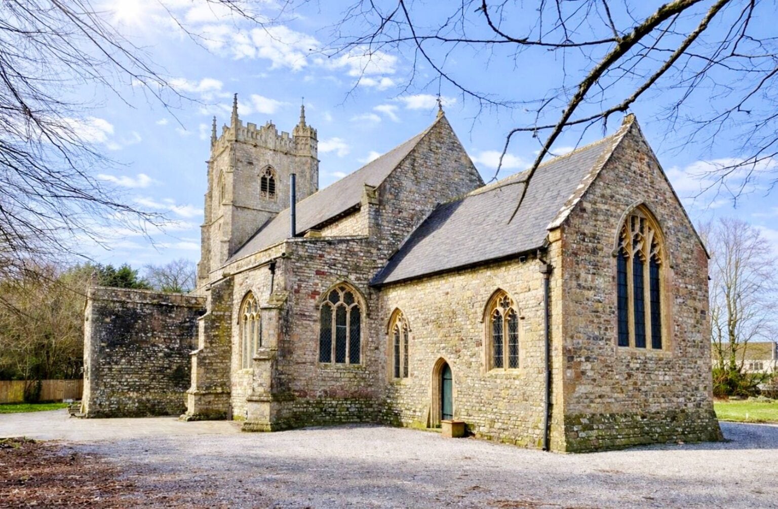 La fachada de la iglesia que se convirtió en una casa con amenities
