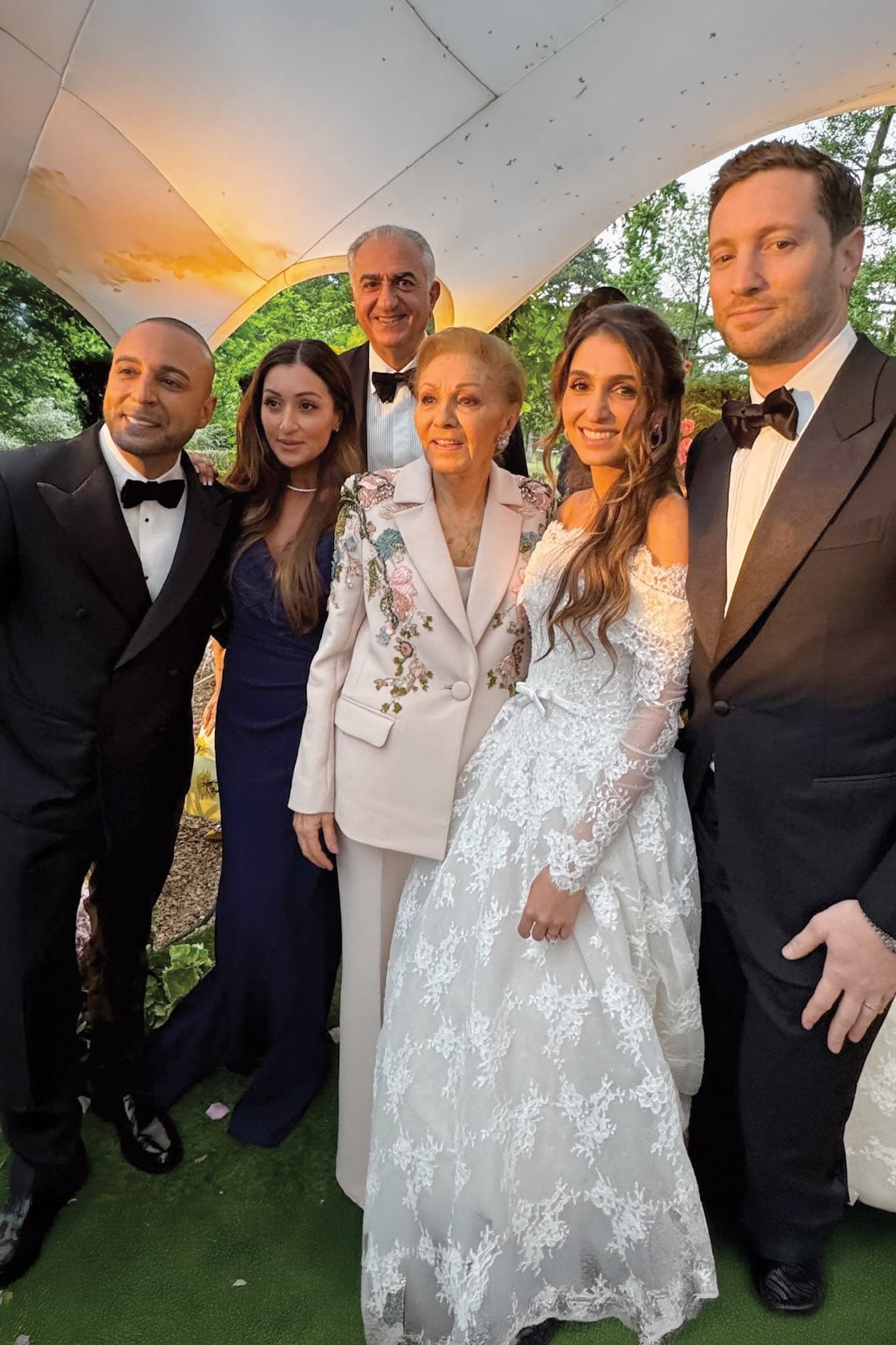 A la izquierda, el cantante iraní Arash Labaf, que hizo un show en vivo en la fiesta, junto a Reza Pahlavi, la ex emperatriz de Persia Farah Diba, la princesa Iman y Bradley