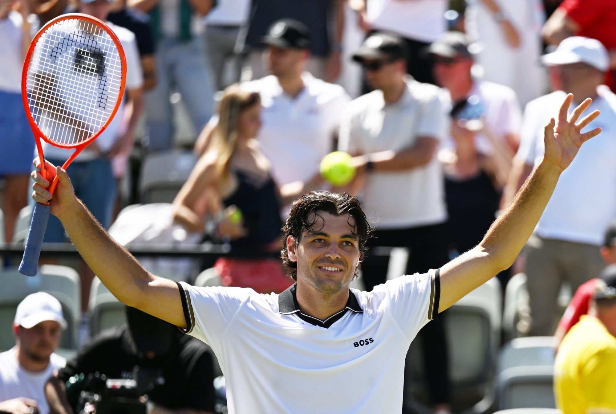 Taylor Fritz derrotou Aleksandr Bublik, do Cazaquistão, nas semifinais em Stuttgart e também enfrentará o americano Ben Shelton neste domingo.