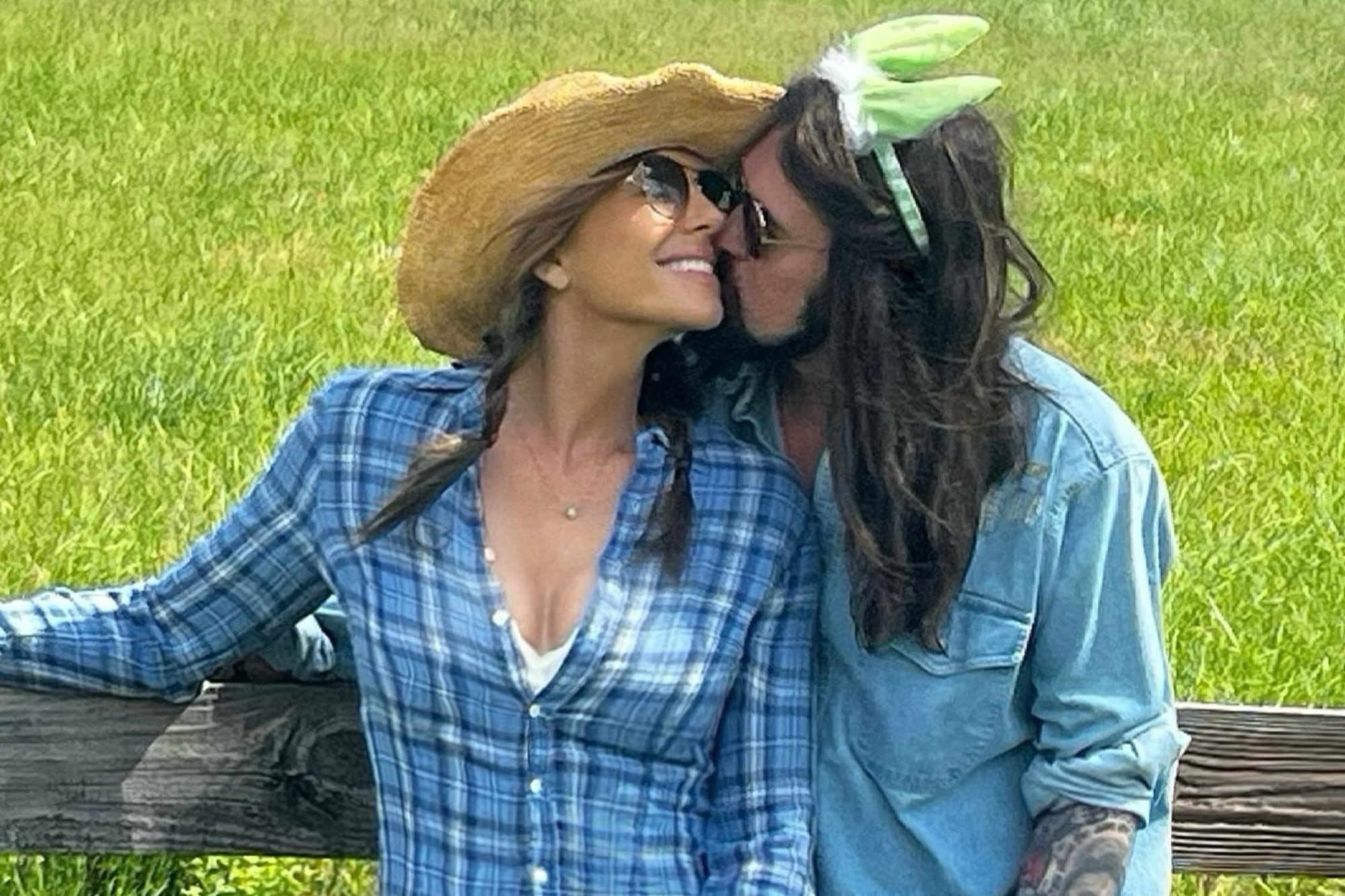 En 2025, Elizabeth Hurley y Billy Ray Cyrus sorprendieron con su romántica foto en las redes sociales
