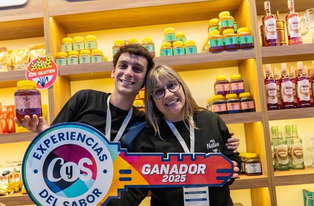 Junto a su hijo Leandro luego de haber conseguido el galardón de la mejor miel