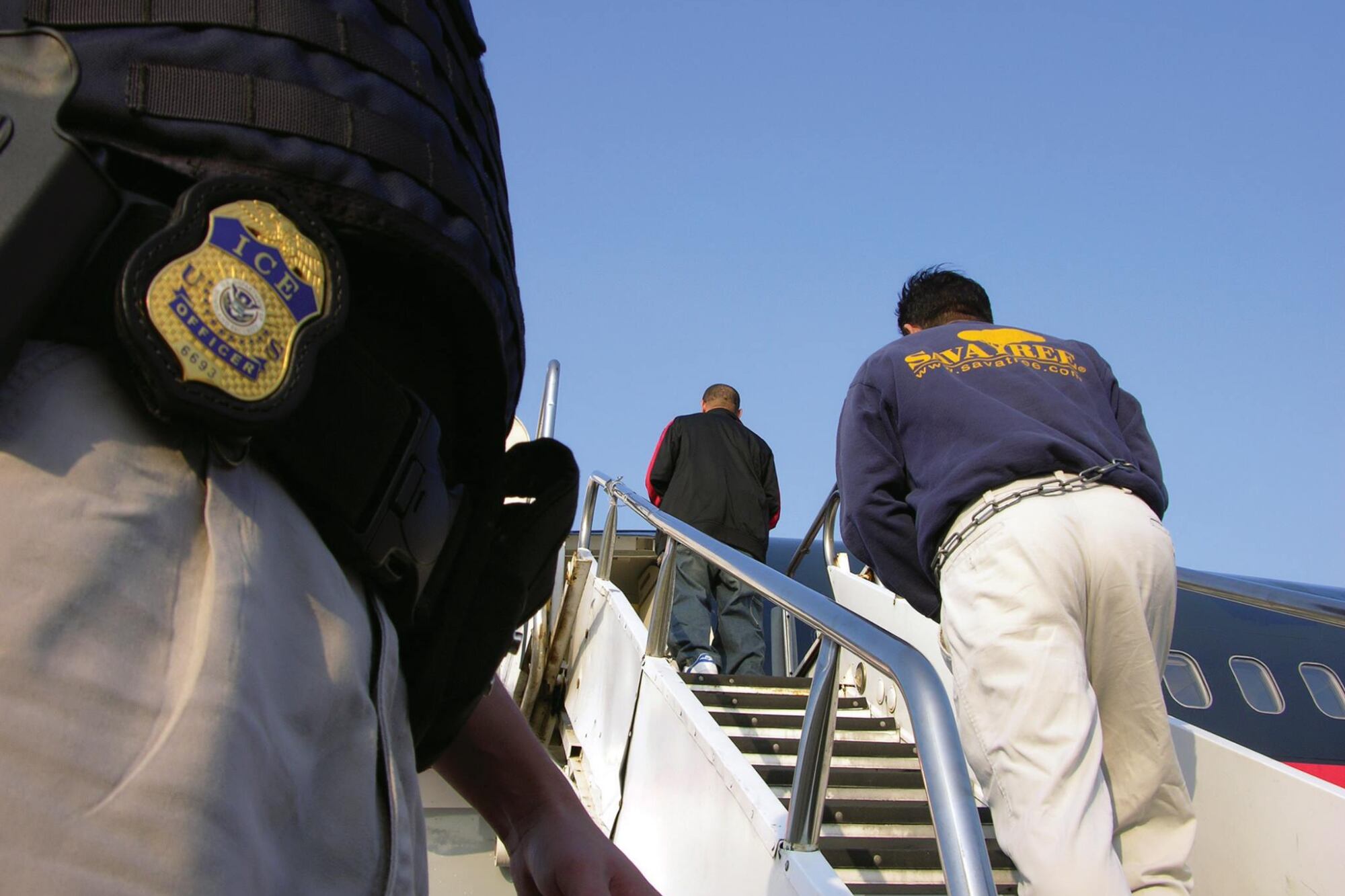 Los inmigrantes sin un estatus legal válido pueden ser identificados por el Servicio de Inmigración y Control de Aduanas, lo que podría derivar en procesos de expulsión