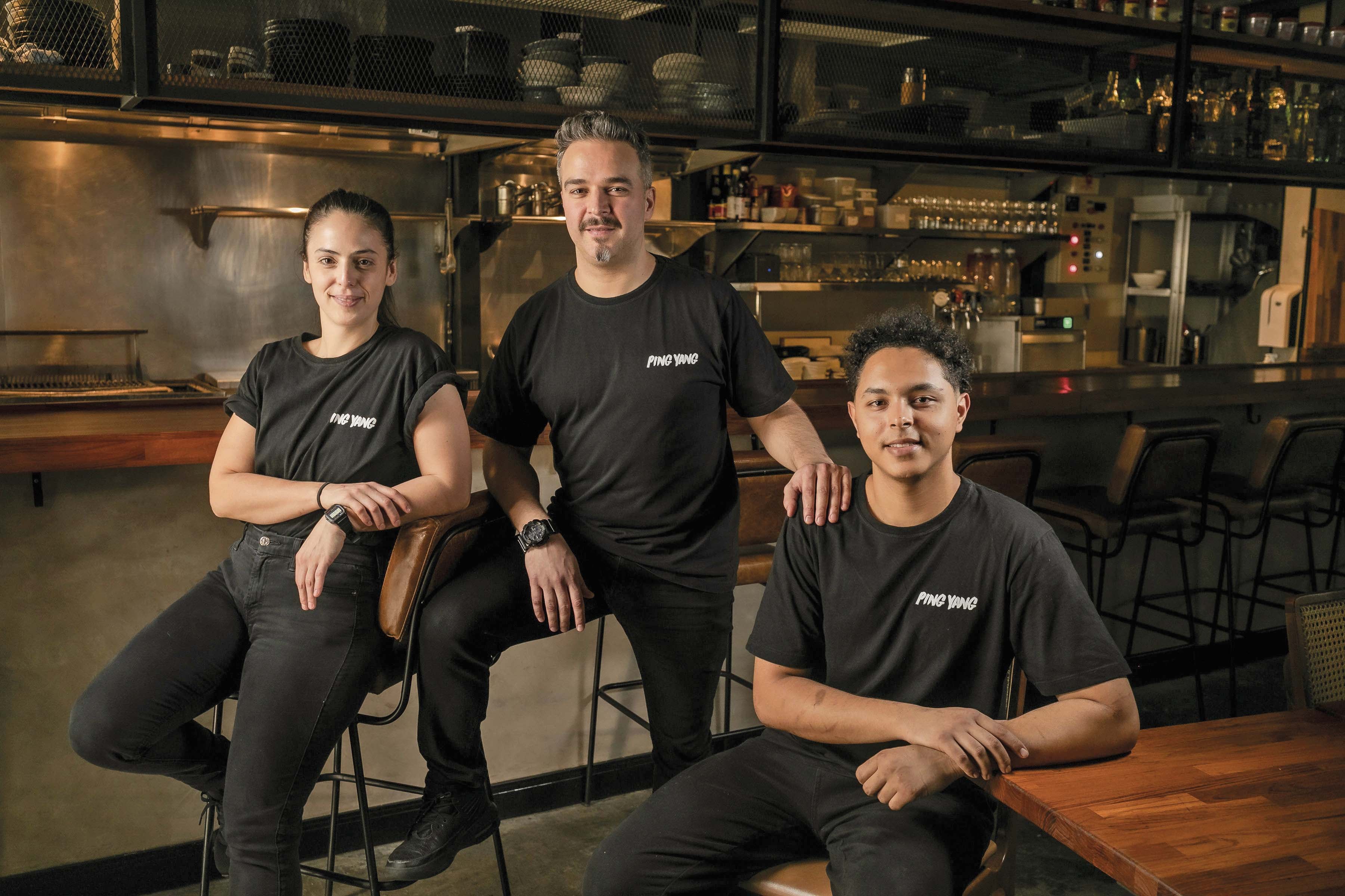 En el centro, el chef Mauricio Santi acompañado por sus sous chefs, Lucía Caparroz y João Milanez