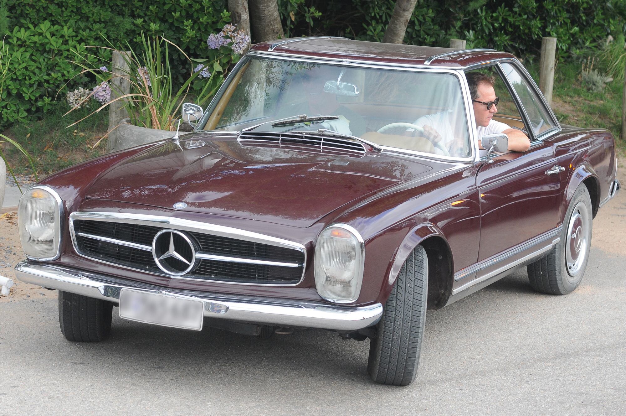 Jorge (h) Brito maneja una coupé Mercedes, SL 280. El presidente de River pasa las vacaciones junto a Gabriela Vaca Guzmán y sus tres hijos, Napoleón, Alina y Emma.