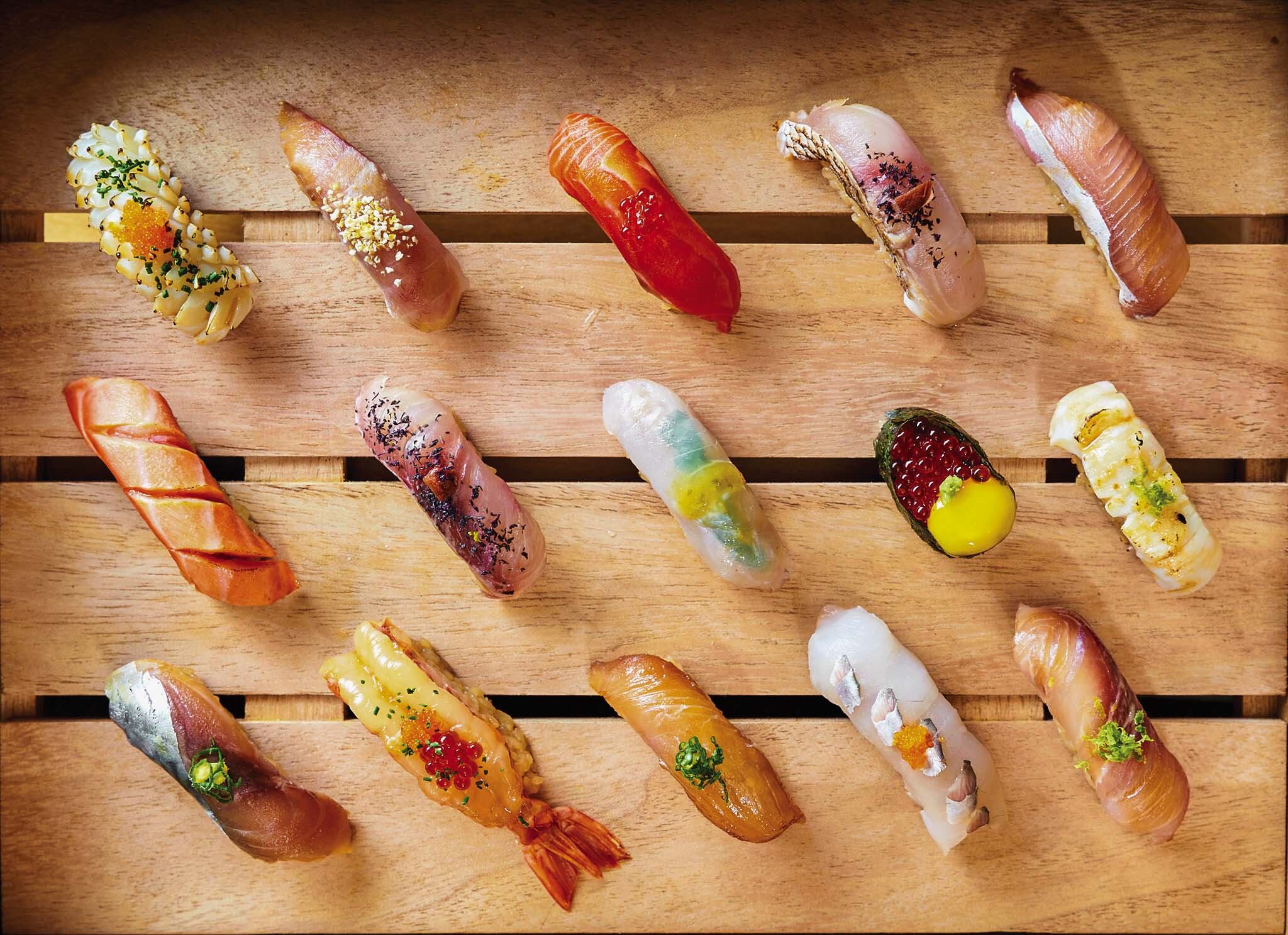 Variedad de textura y colores en el sushi.