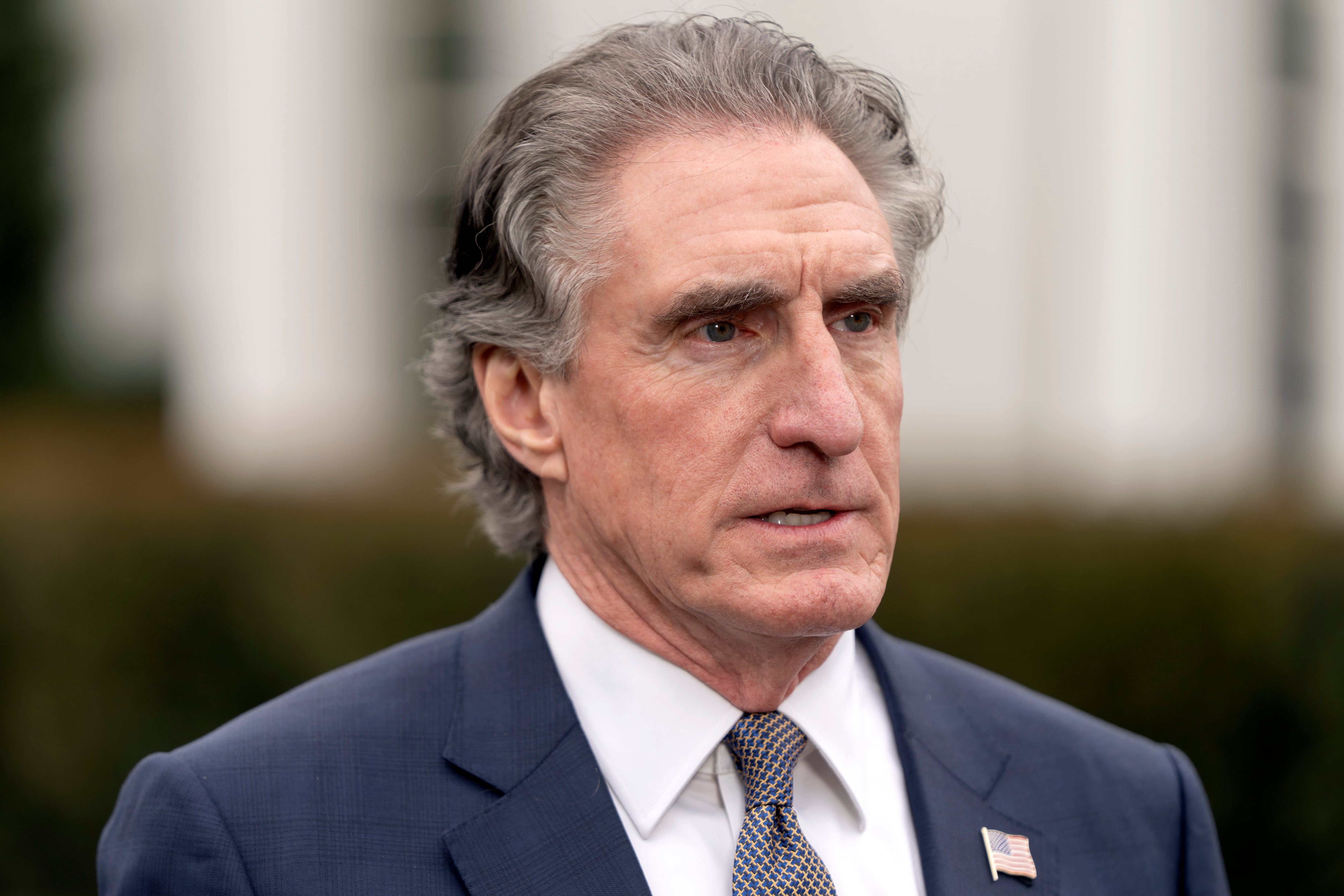 El secretario del Interior, Doug Burgum, habla con los reporteros afuera de la Casa Blanca, en Washington, el jueves 10 de abril de 2025. (AP Foto/Mark Schiefelbein)