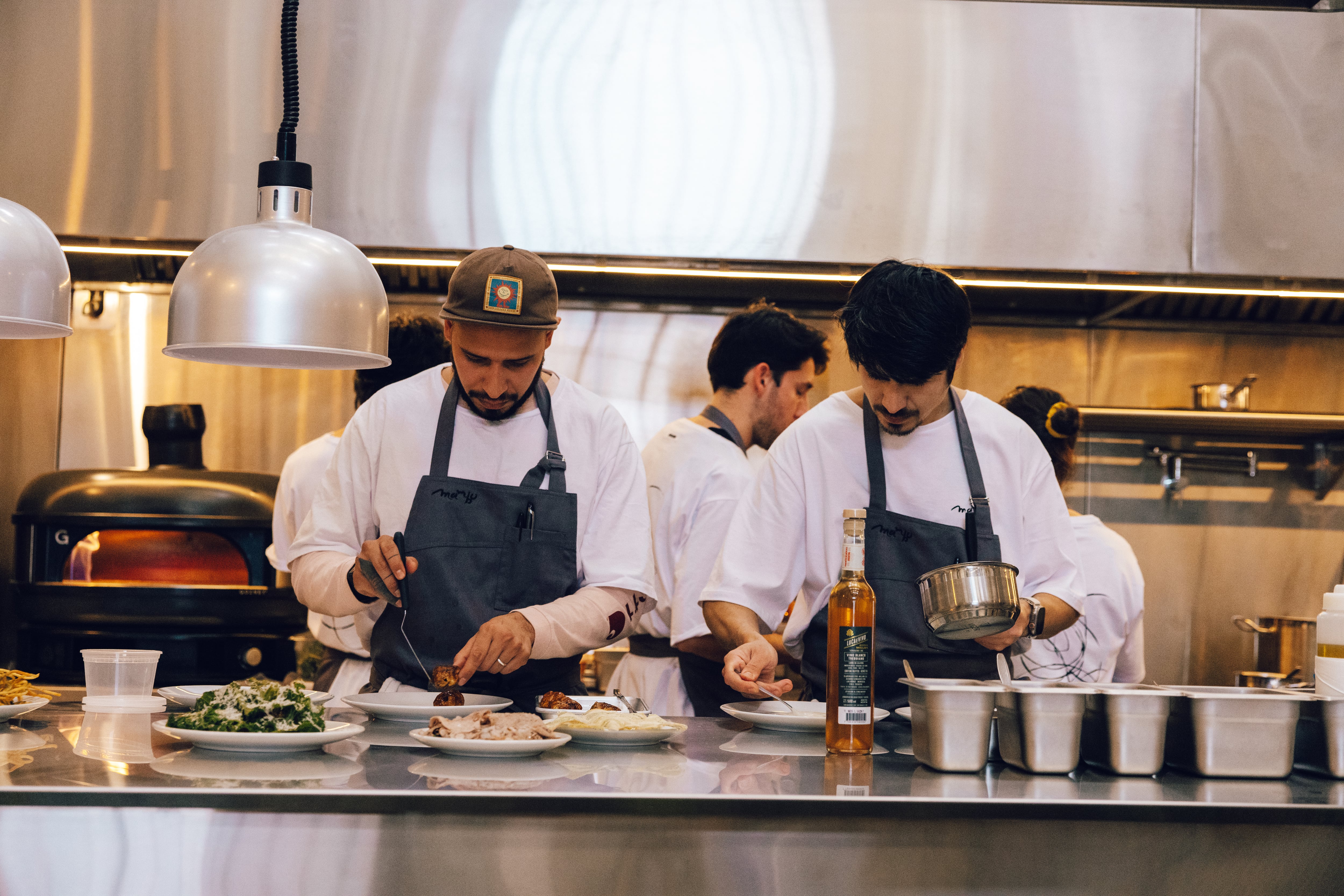 El restaurante, fundado por el chef Santiago Pérez y Calvin Daniele, desarrolla una propuesta de cocina argentina contemporánea centrada en el producto y el fuego