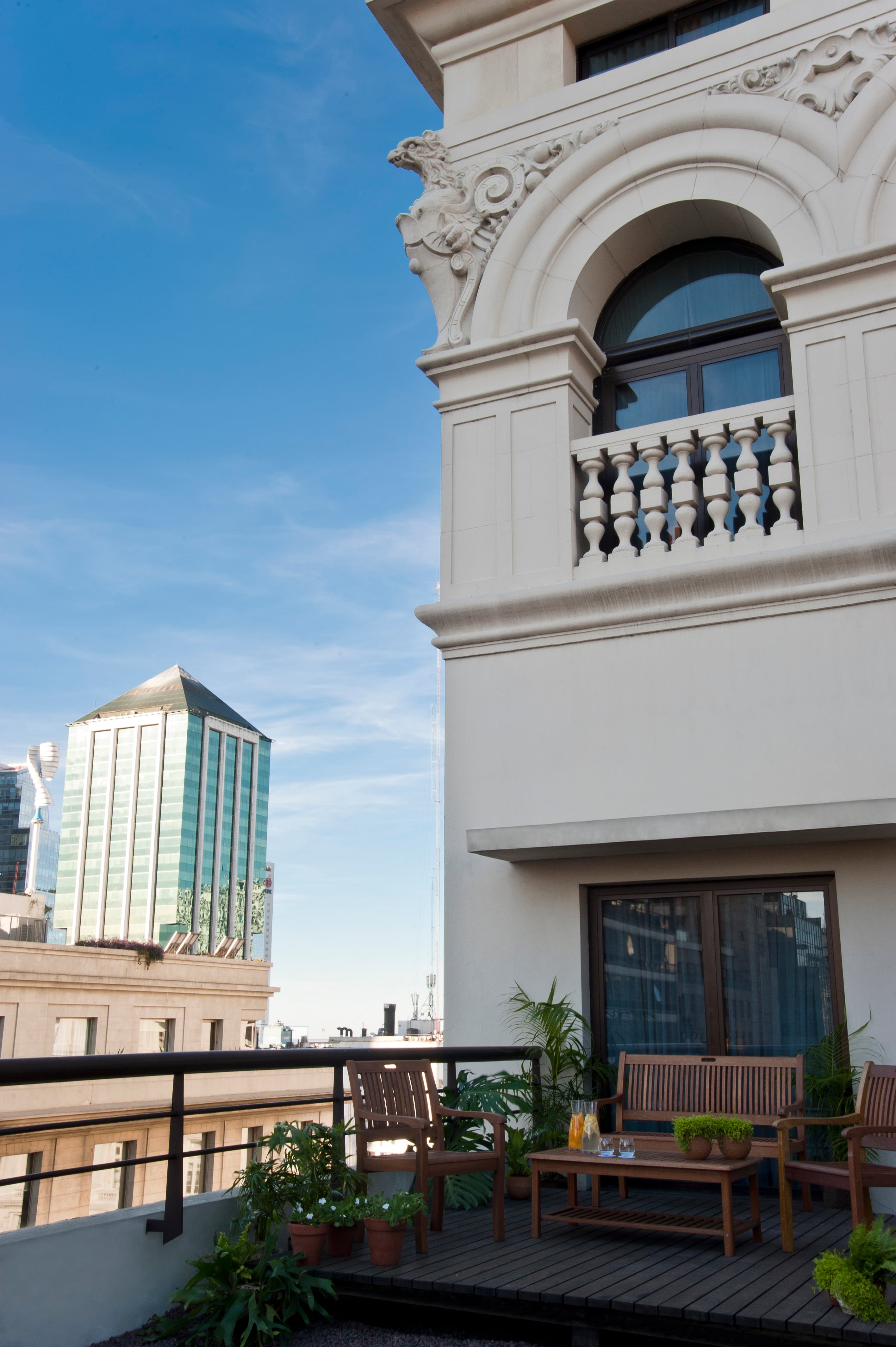 Una terraza del hotel, con vista a las modernas torres del Bajo porteño