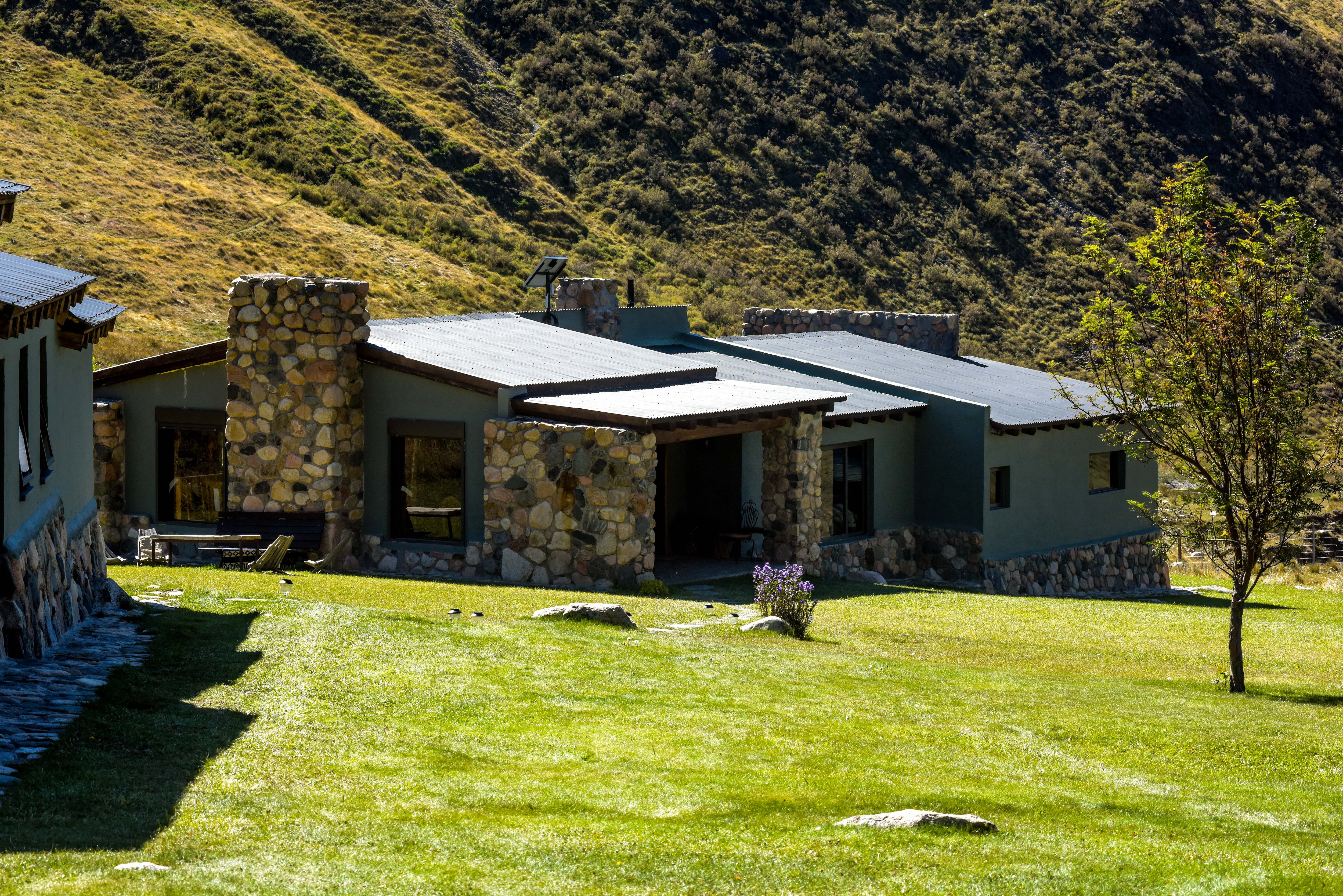Rancho 'e Cuero se levanta en plena Cordillera de los Andes.