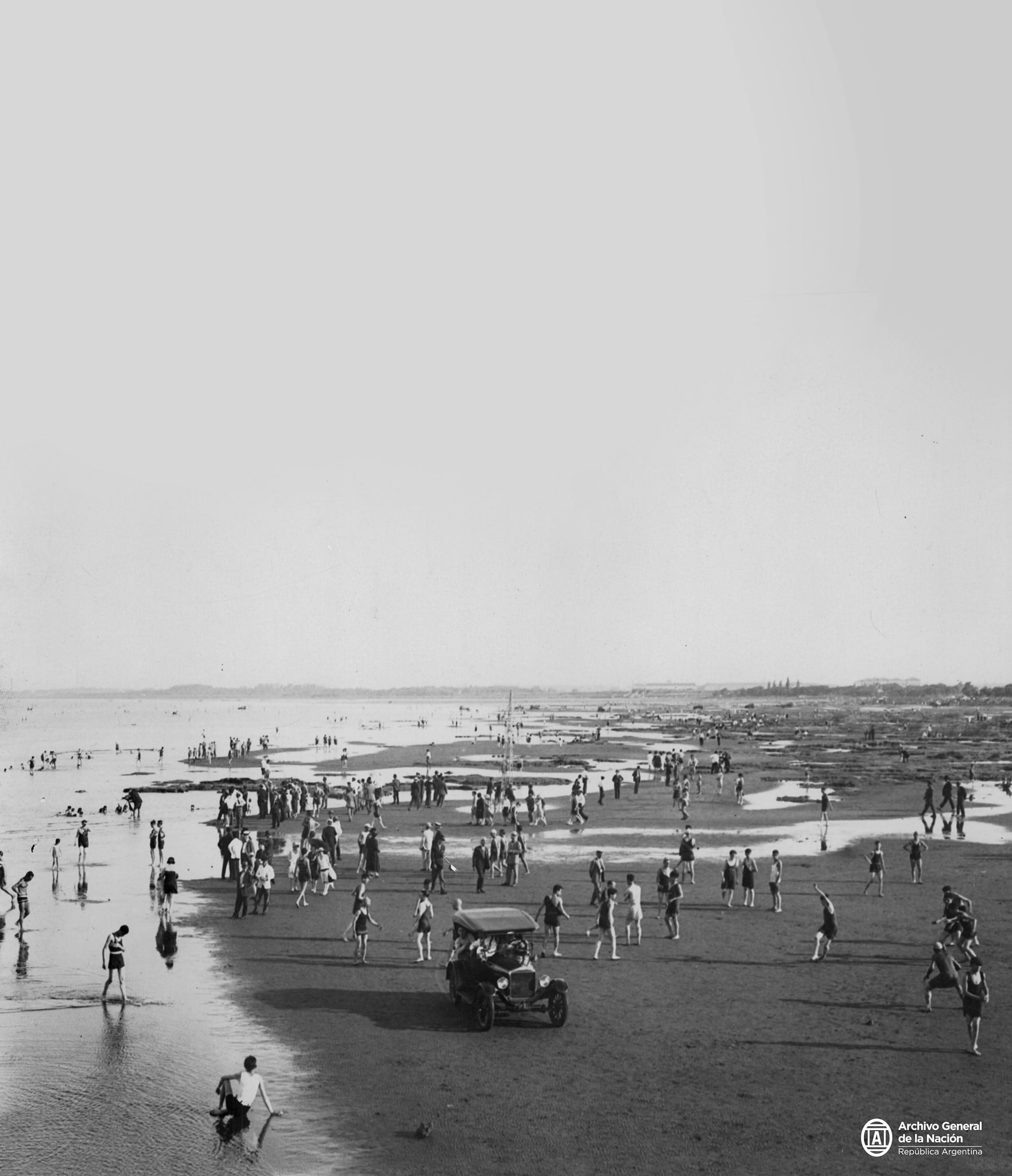 En enero de 1930, niños, jóvenes y adultos disfrutaban de las playas del partido