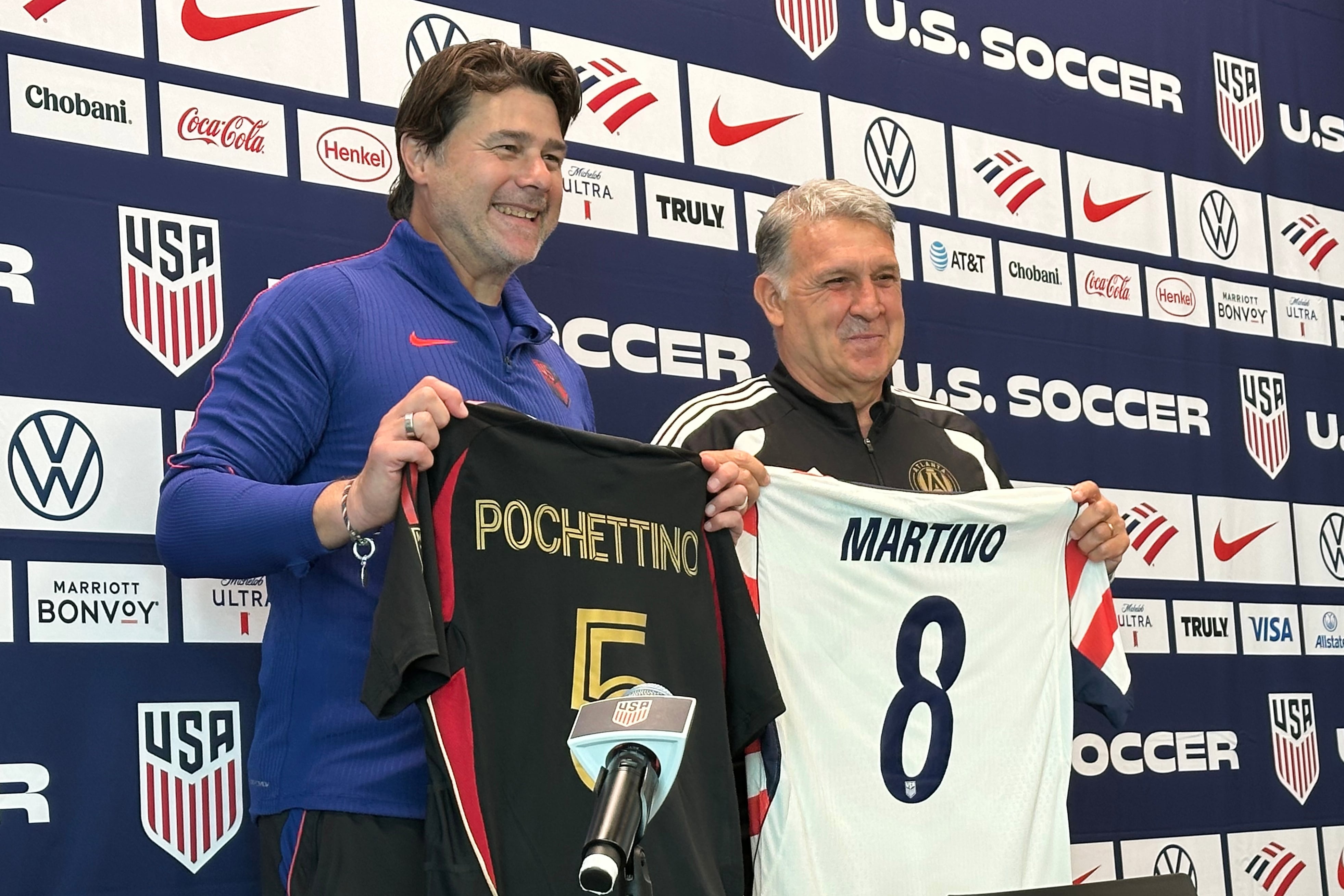 Los argentinos Mauricio Pochettino, DT de EE.UU., y Tata Martino, entrenador del Atlanta United, en marzo pasado en el centro de entrenamiento de la selección local en Marietta, Georgia