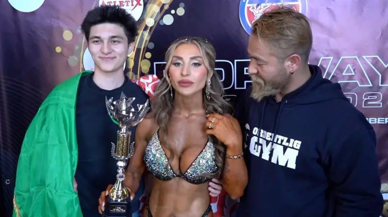 Roya Karimi con su esposo Kamal Jalaluddin y su hijo después de ganar una competencia de fisicoculturismo en Noruega