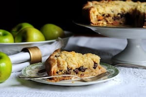 Pastel integral con crumble de manzanas, pasas, almendras y castañas