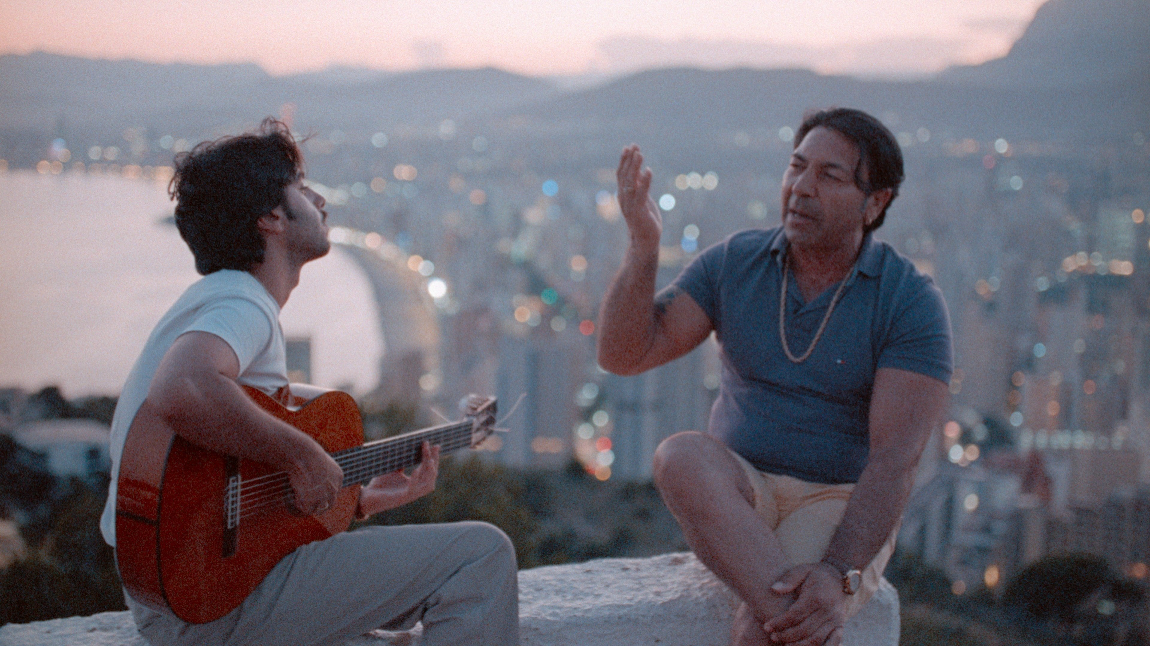 Yerai Cortés y su padre, Miguel, en una escena del documental