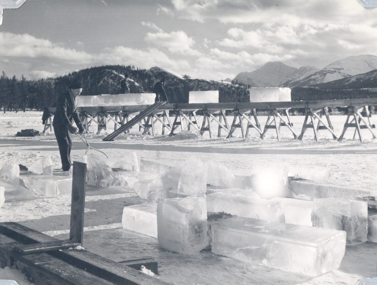 Se usaron también bloques de hielo para mantener refrigerado el Pykrete en la etapa de la construcción del prototipo del H.M.S. Habakkuk