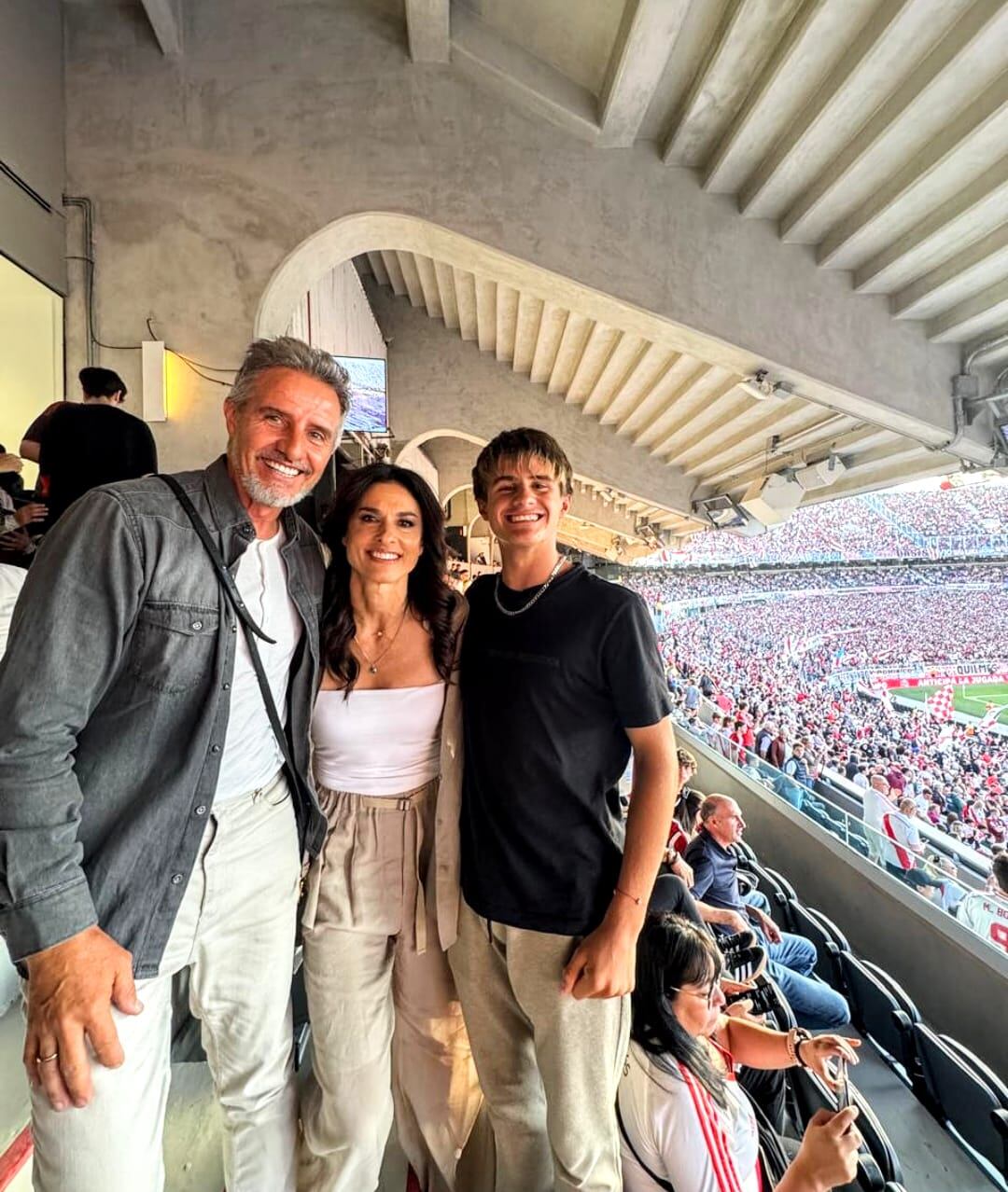 De la Peña en el Monumental, siguiendo a River junto a su hijo Bautista y un encuentro especial: con Gabriela Sabatini, otra fan Millonaria