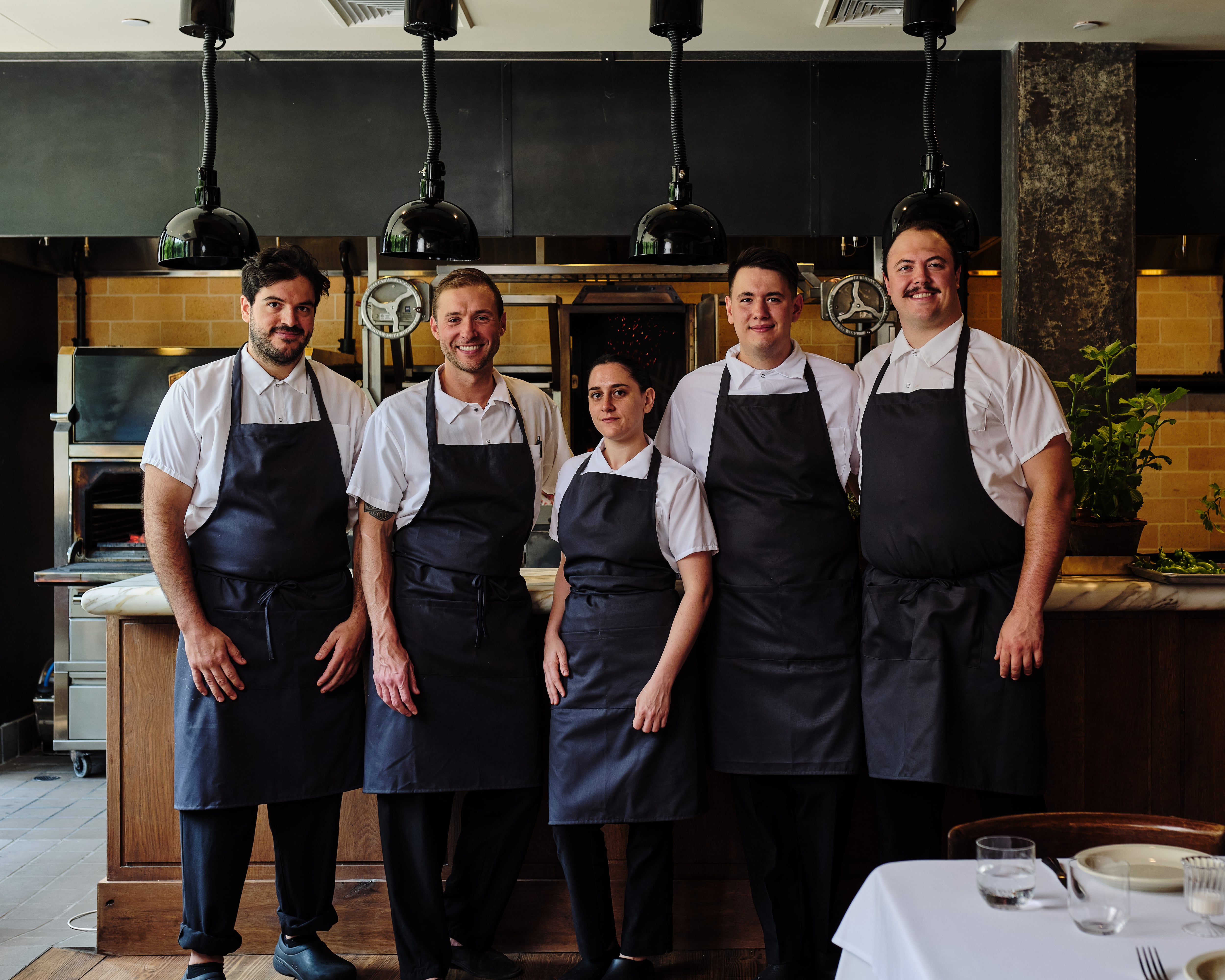 El equipo al frente de la cocina del restaurante