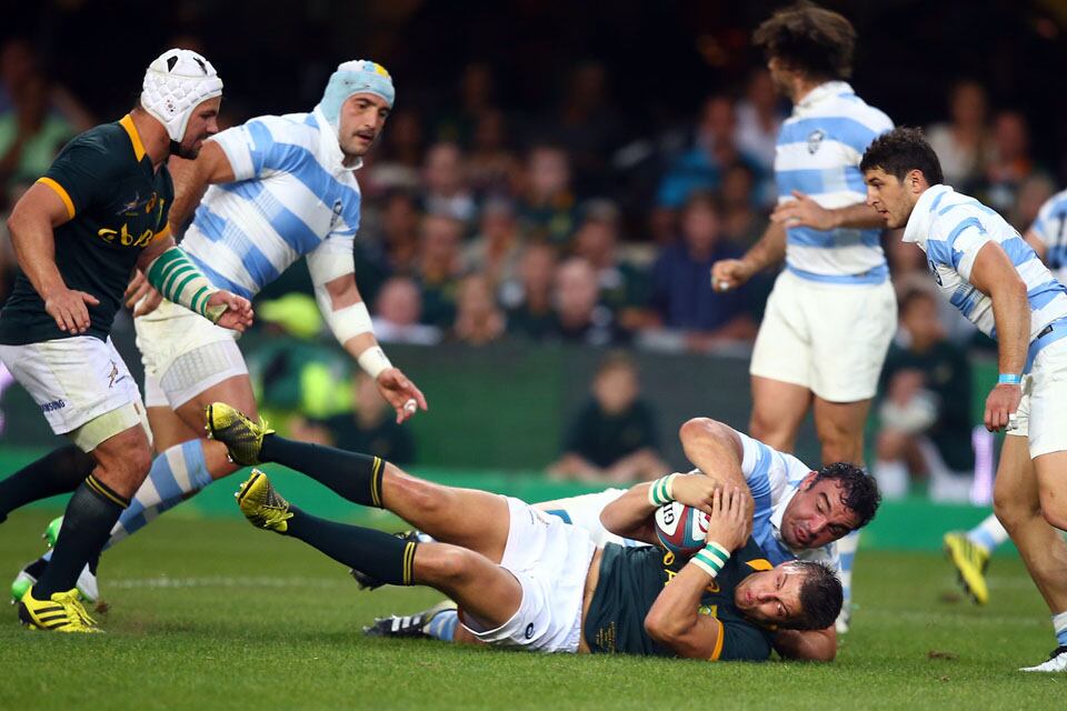 Agustín Creevy tacklea y merodean Juan Manuel Leguizamón, Marcelo Bosch y Tomás Cubelli; la actuación de los Pumas en Durban 2015 fue notable.