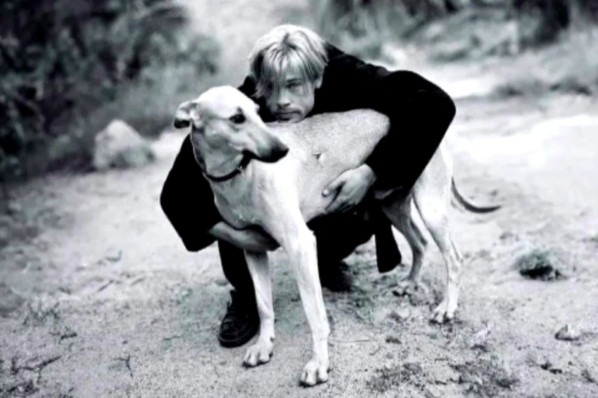 En los Andes, Pitt adoptó a Blanco, su perro (Foto: Telenoche)