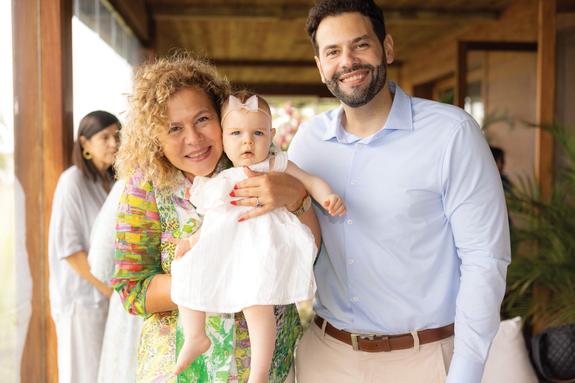 Claudia y Leonardo, la madre y el hermano de Elina, posan con Kahlo