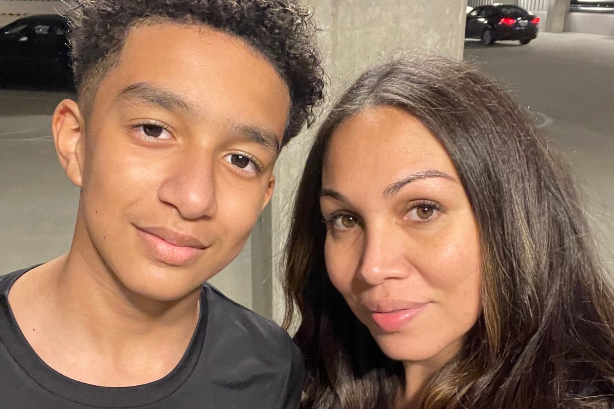 Sewell Setzer y su madre, Megan García; el joven se suicidó luego de chatear con una novia virtual en Character.ai
