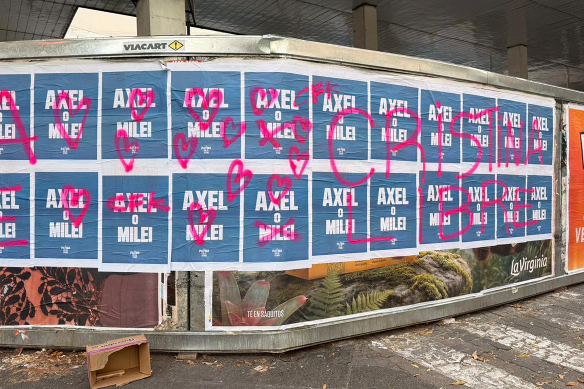 Carteles de Axel Kicillof en la calle pintados con la consigna Cristina Libre